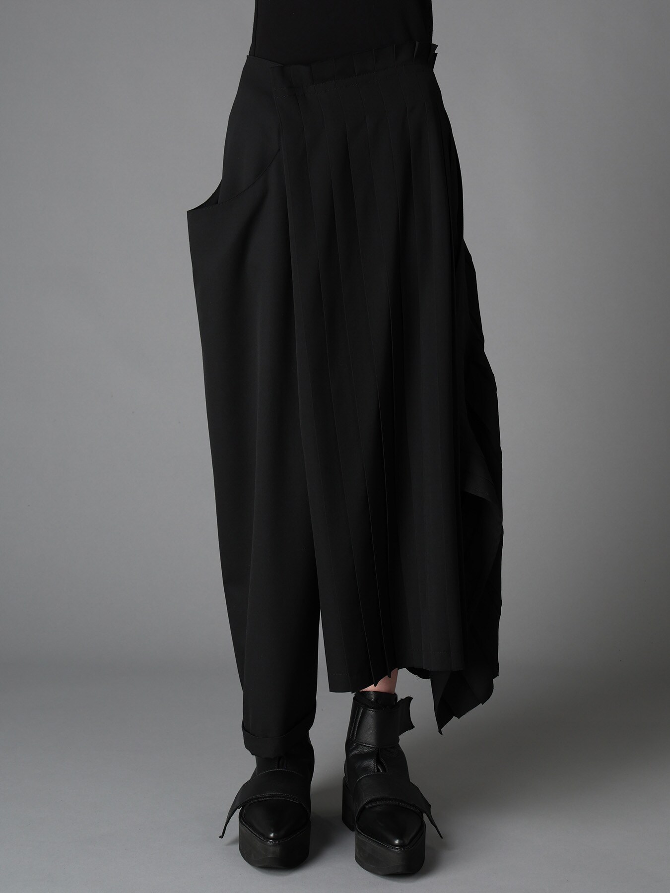 WOOL GABARDINE PLEATED DETAIL SKORT S Black LIMI Feu THE SHOP YOHJI 