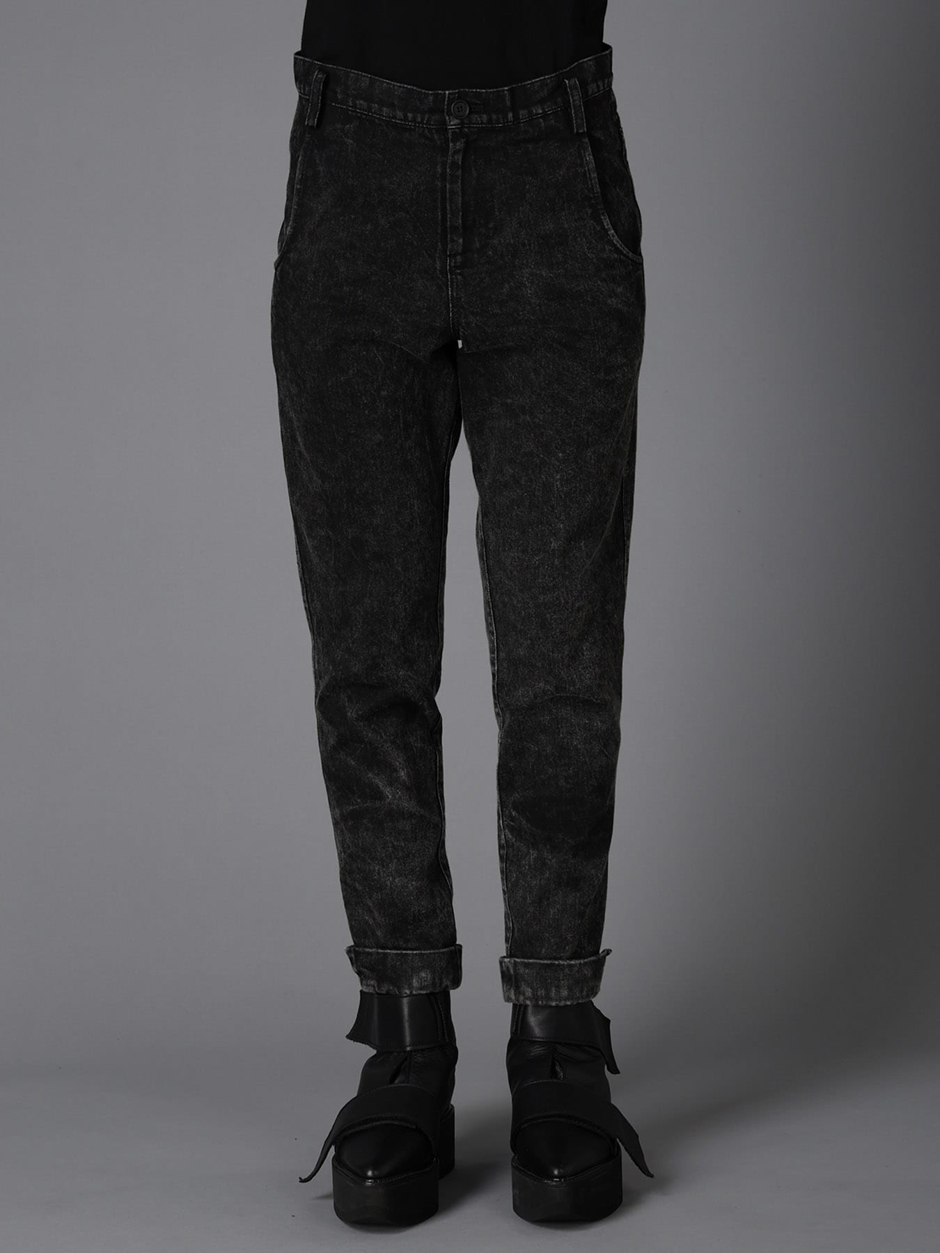 CHEMICAL BLEACHED DENIM CUFFED PANTS