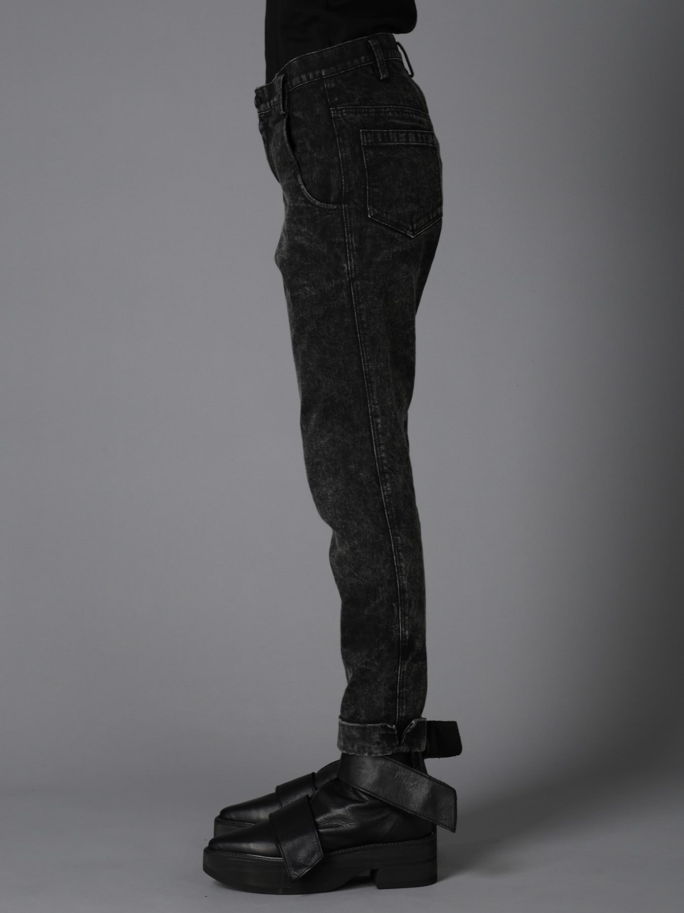 CHEMICAL BLEACHED DENIM CUFFED PANTS