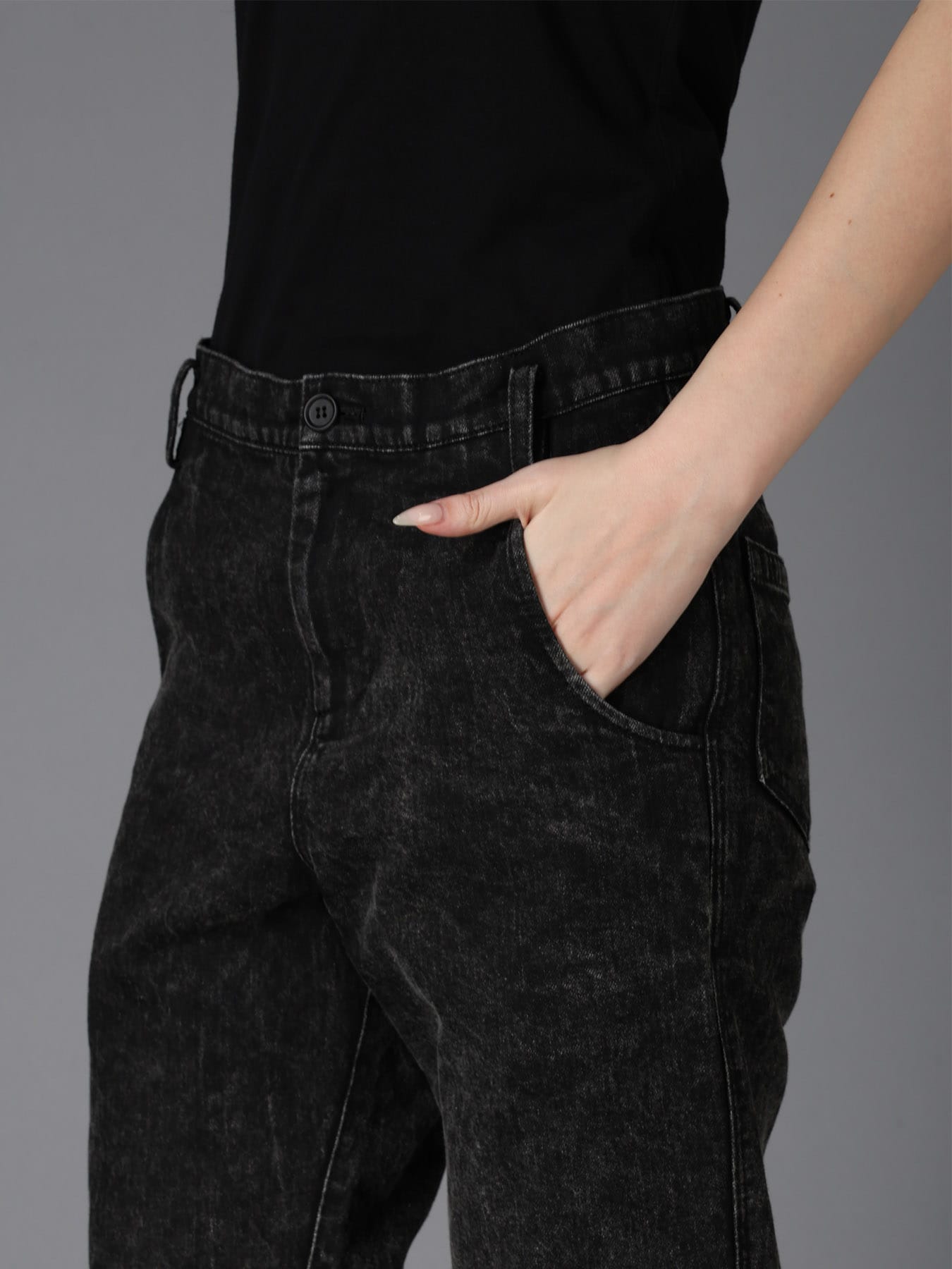 CHEMICAL BLEACHED DENIM CUFFED PANTS