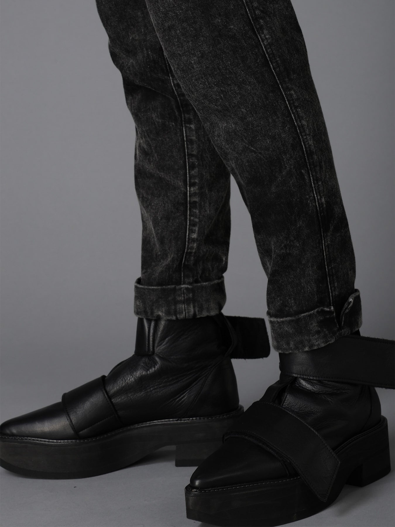 CHEMICAL BLEACHED DENIM CUFFED PANTS