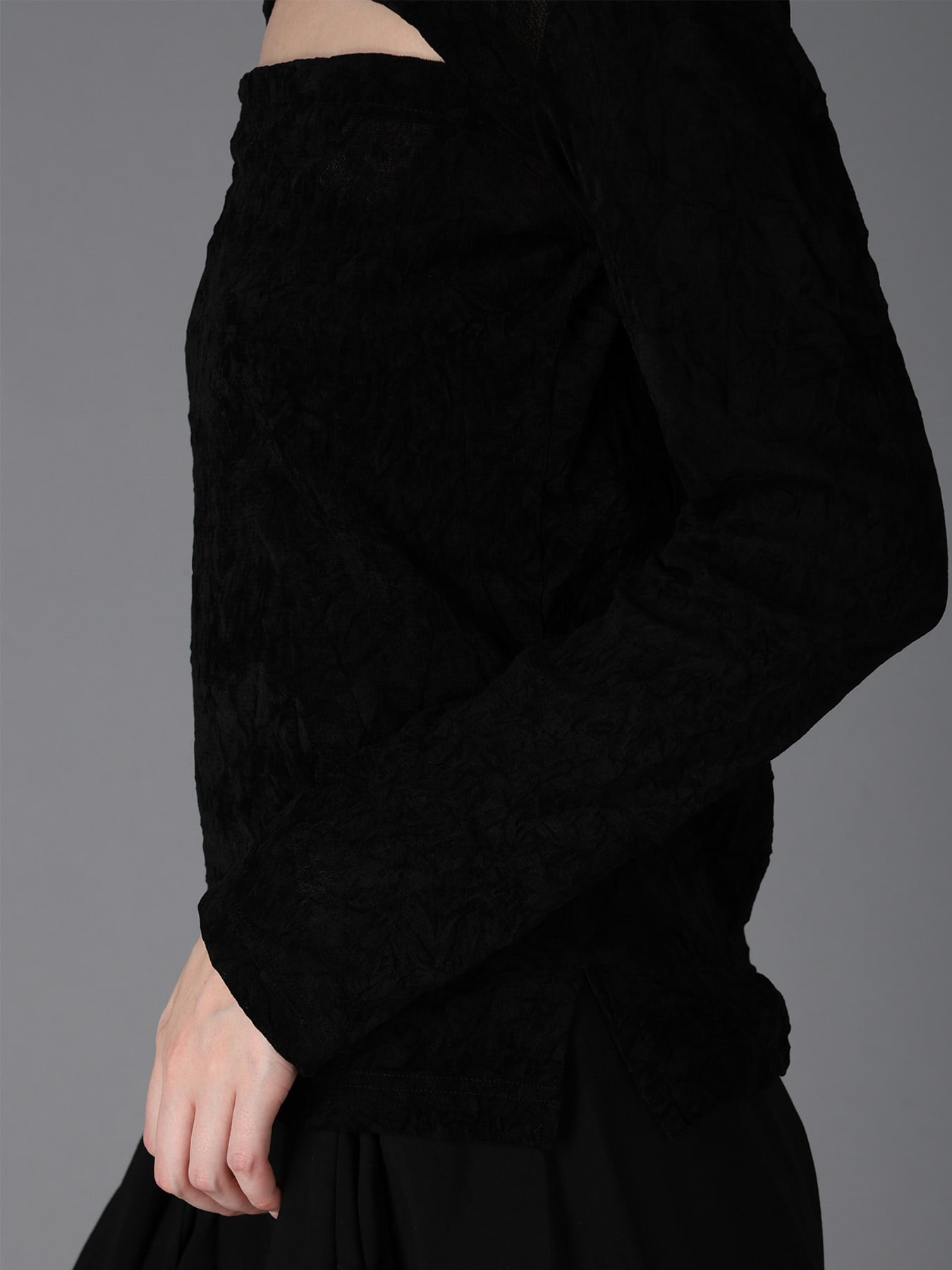 FLOCKED TULLE SLIT CHEST LONG SLEEVE T