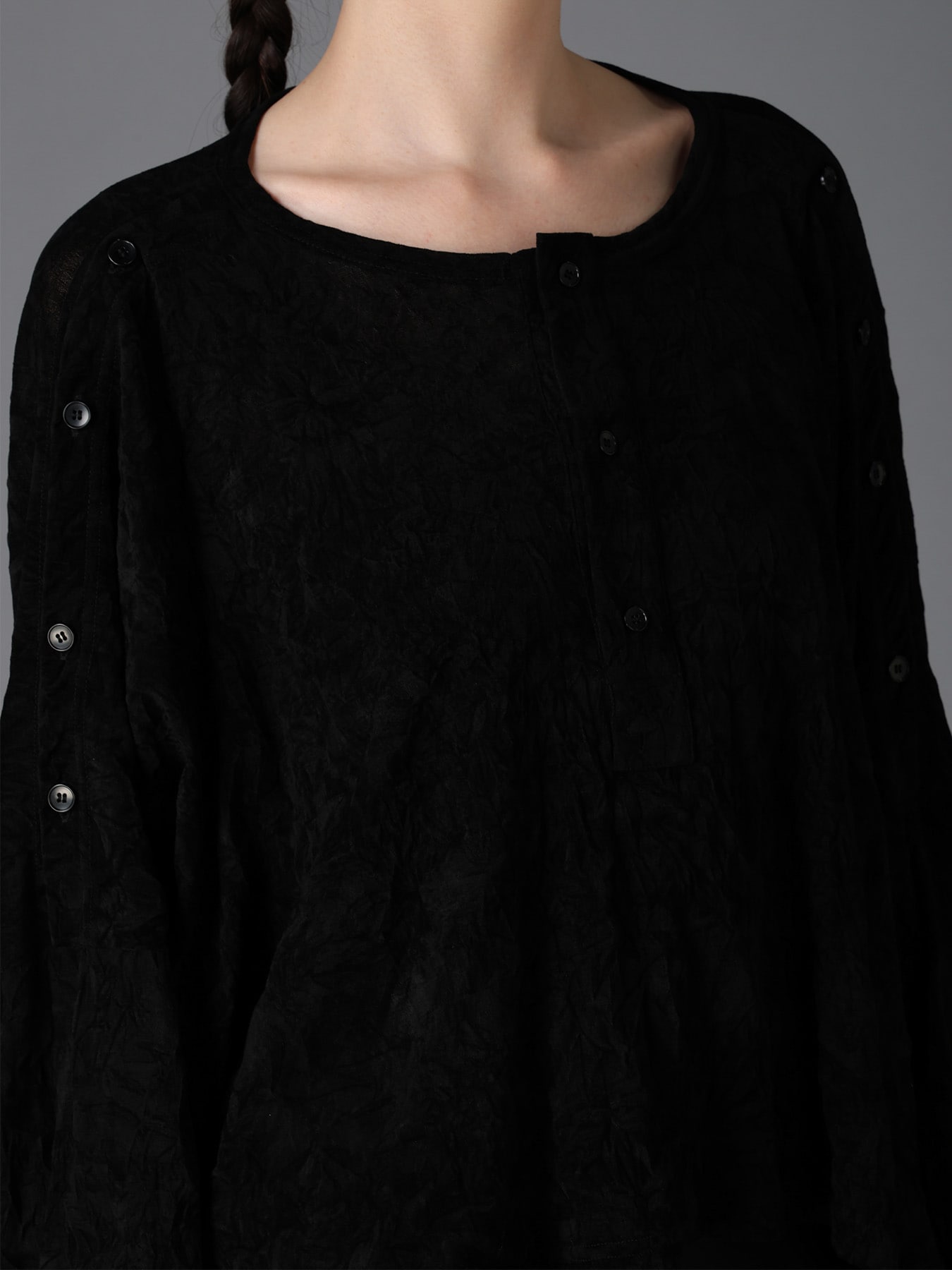 FLOCKED TULLE SHOULDER OPEN SHORT T