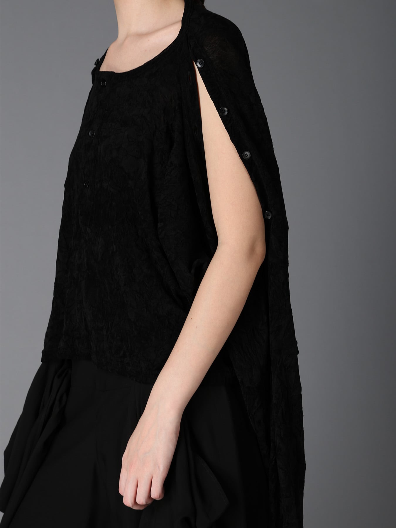 FLOCKED TULLE SHOULDER OPEN SHORT T