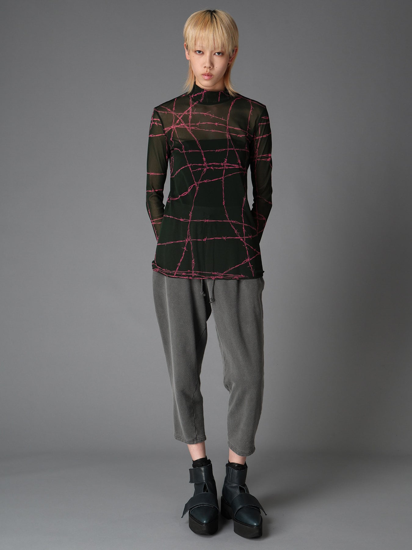 BARBED WIRE PRINT TURTLE NECK T