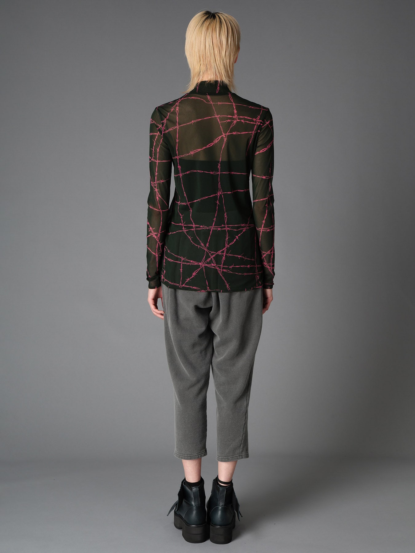 BARBED WIRE PRINT TURTLE NECK T