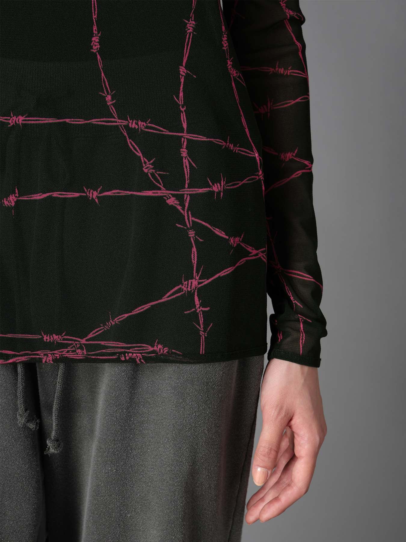 BARBED WIRE PRINT TURTLE NECK T