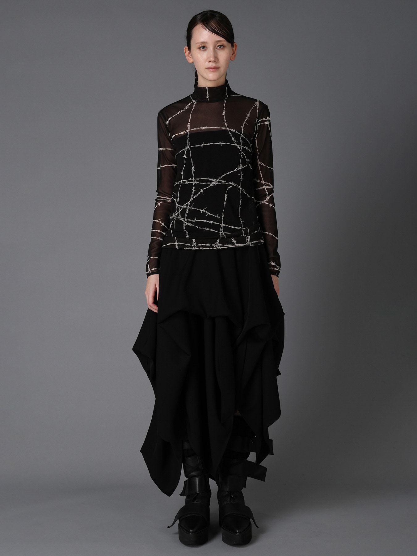 BARBED WIRE PRINT TURTLE NECK T