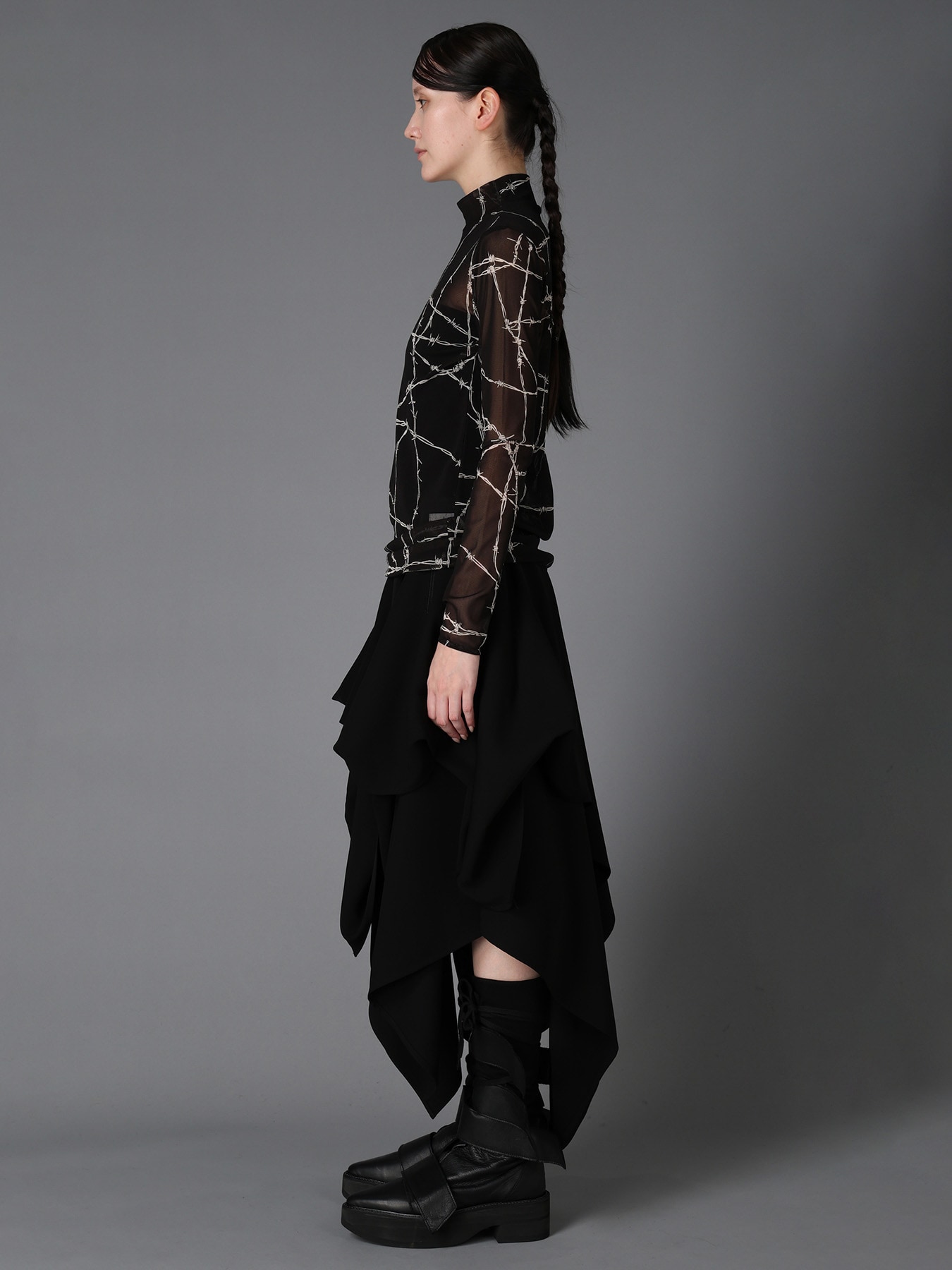 BARBED WIRE PRINT TURTLE NECK T