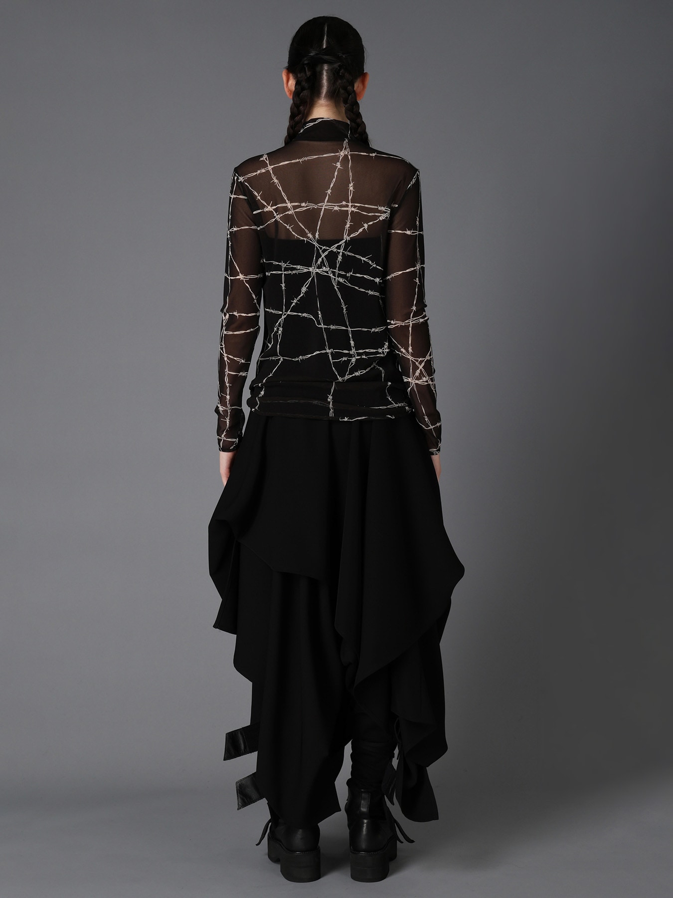 BARBED WIRE PRINT TURTLE NECK T