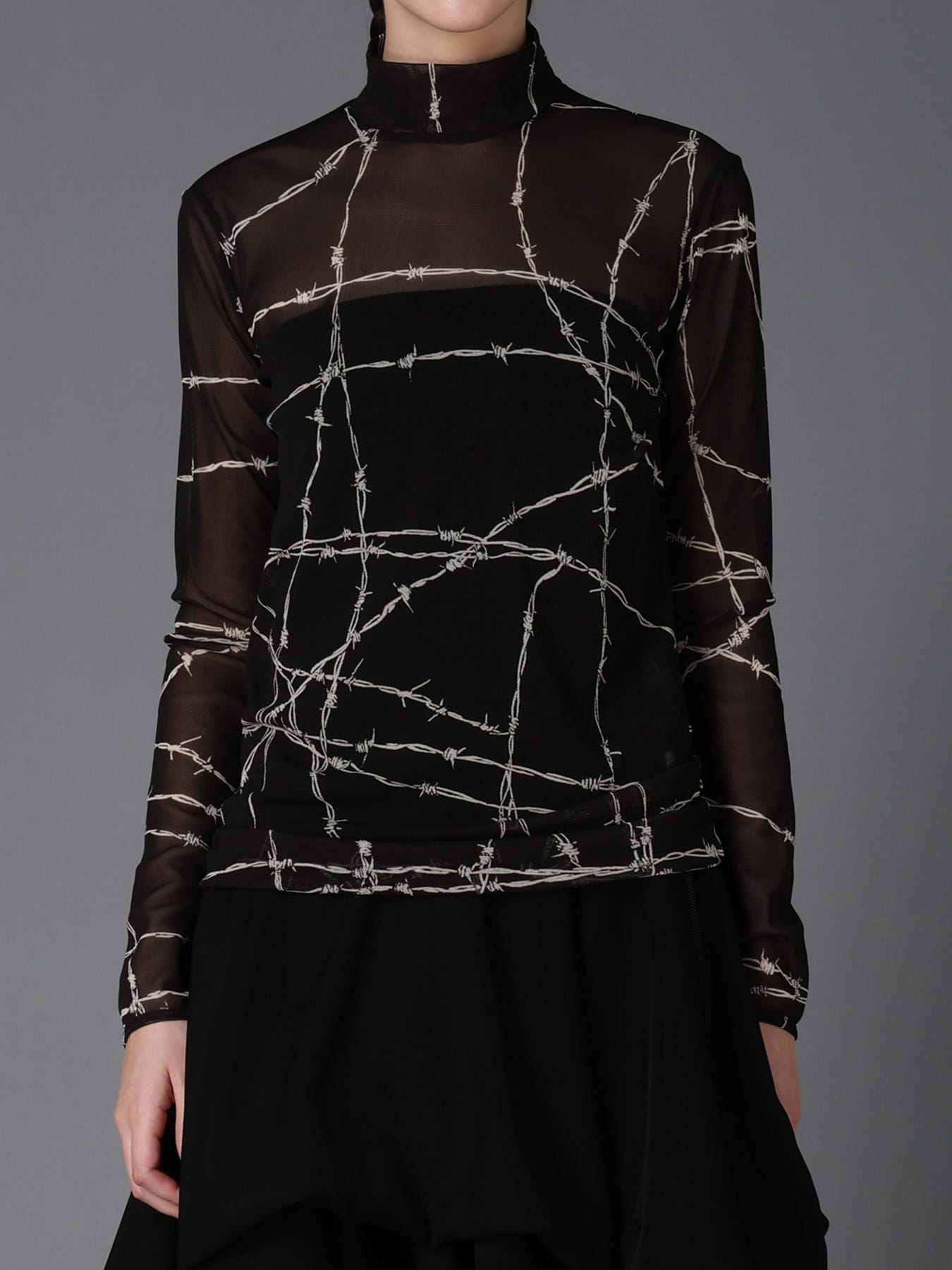 BARBED WIRE PRINT TURTLE NECK T