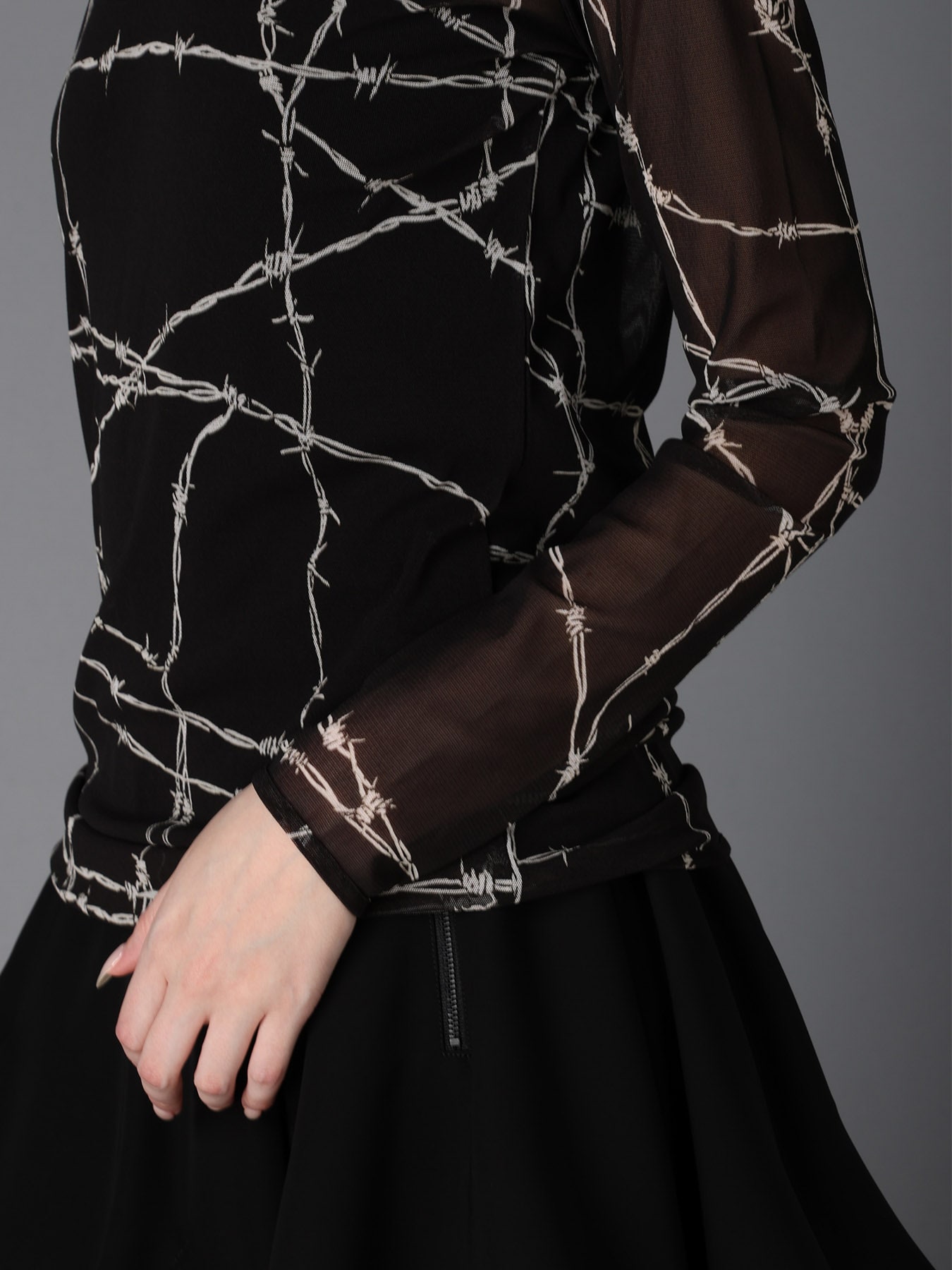BARBED WIRE PRINT TURTLE NECK T