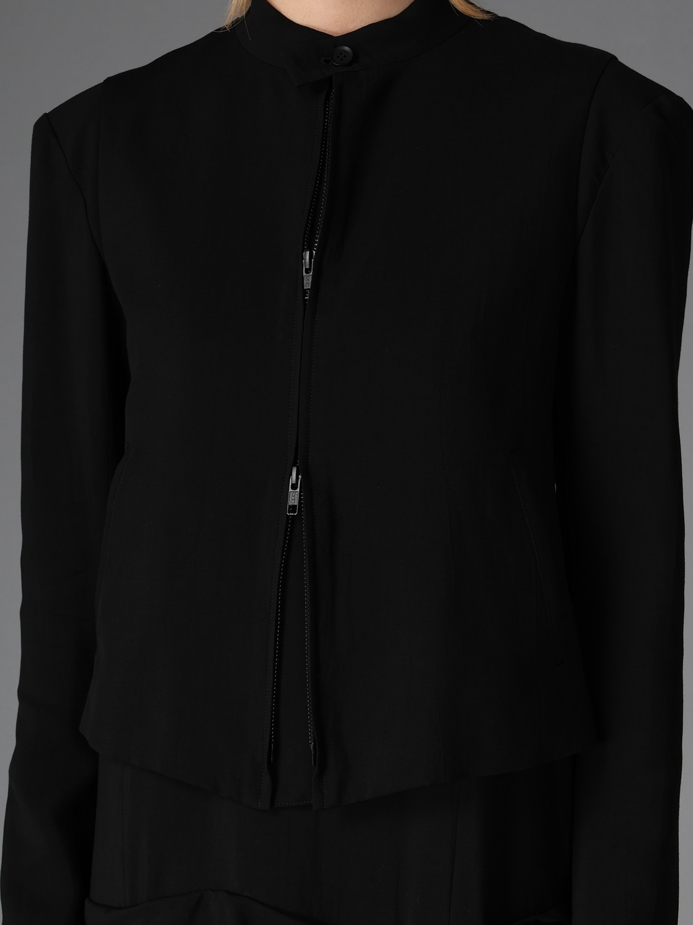 HIGH TWIST GABARDINE GUSSETED STAND COLLAR BLOUSON