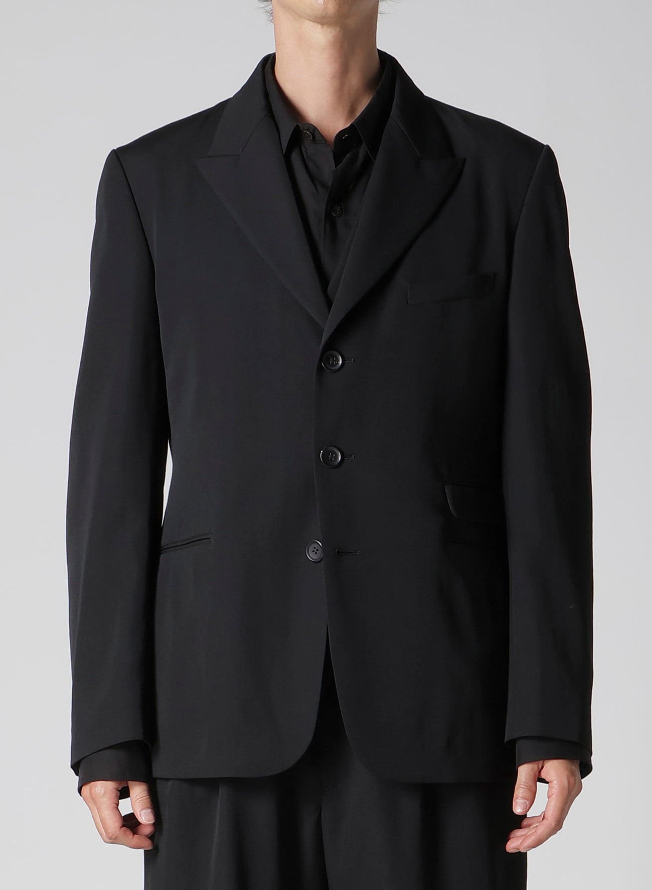 WOOL GABARDINE PEACKED LAPEL 2-BUTTON JACKET