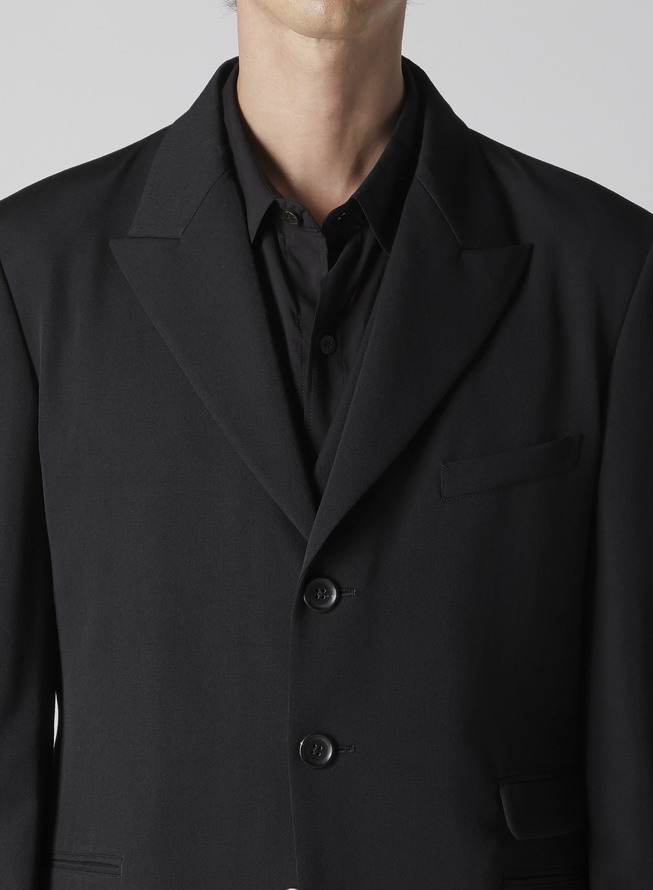 WOOL GABARDINE PEACKED LAPEL 2-BUTTON JACKET