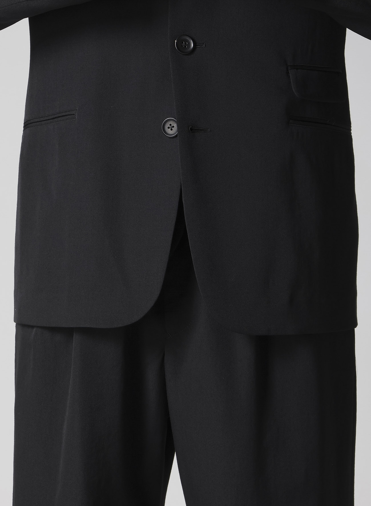 WOOL GABARDINE PEACKED LAPEL 2-BUTTON JACKET