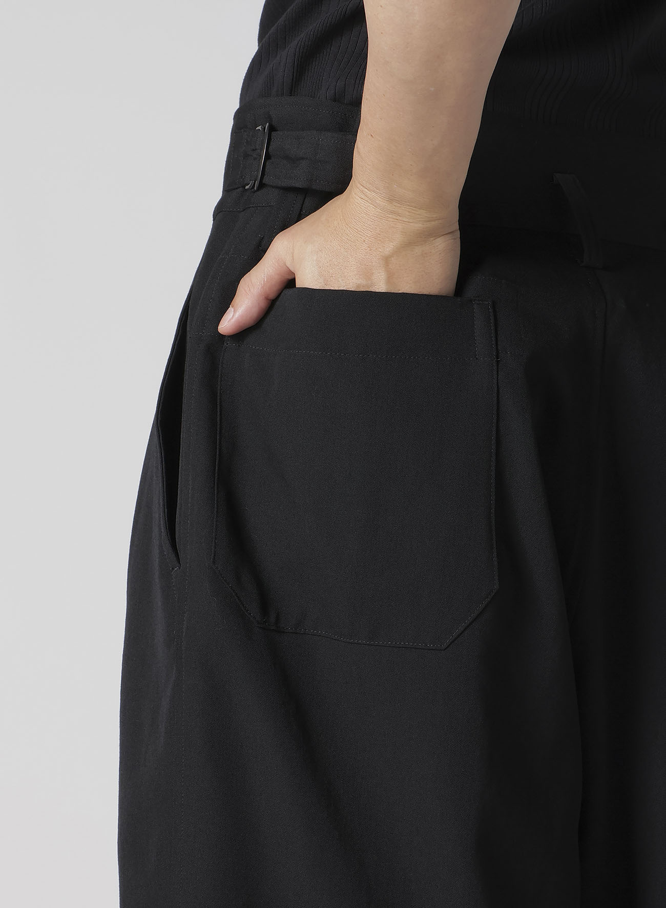 WOOL GABARDINE SHORT PANTS