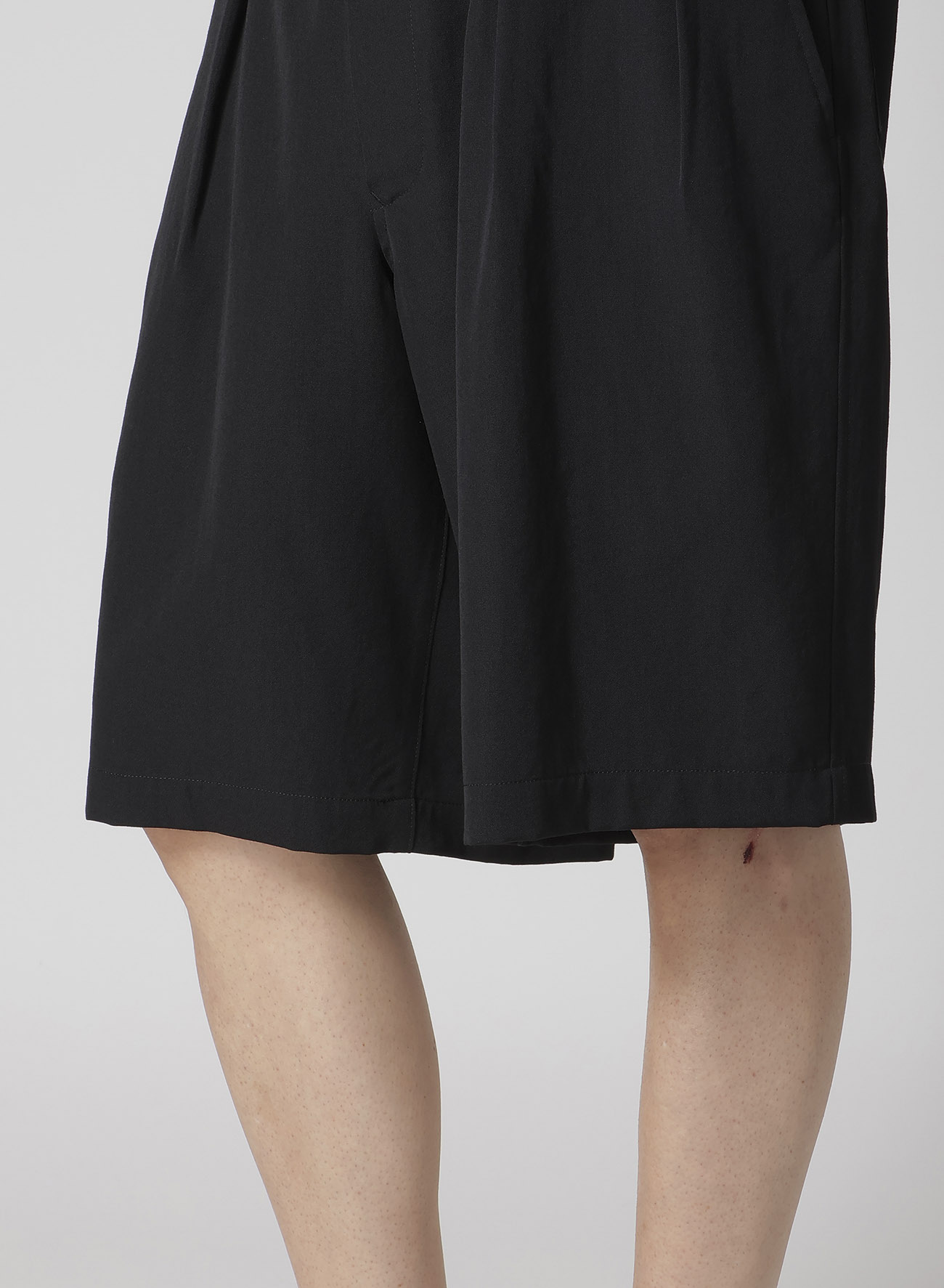 WOOL GABARDINE SHORT PANTS