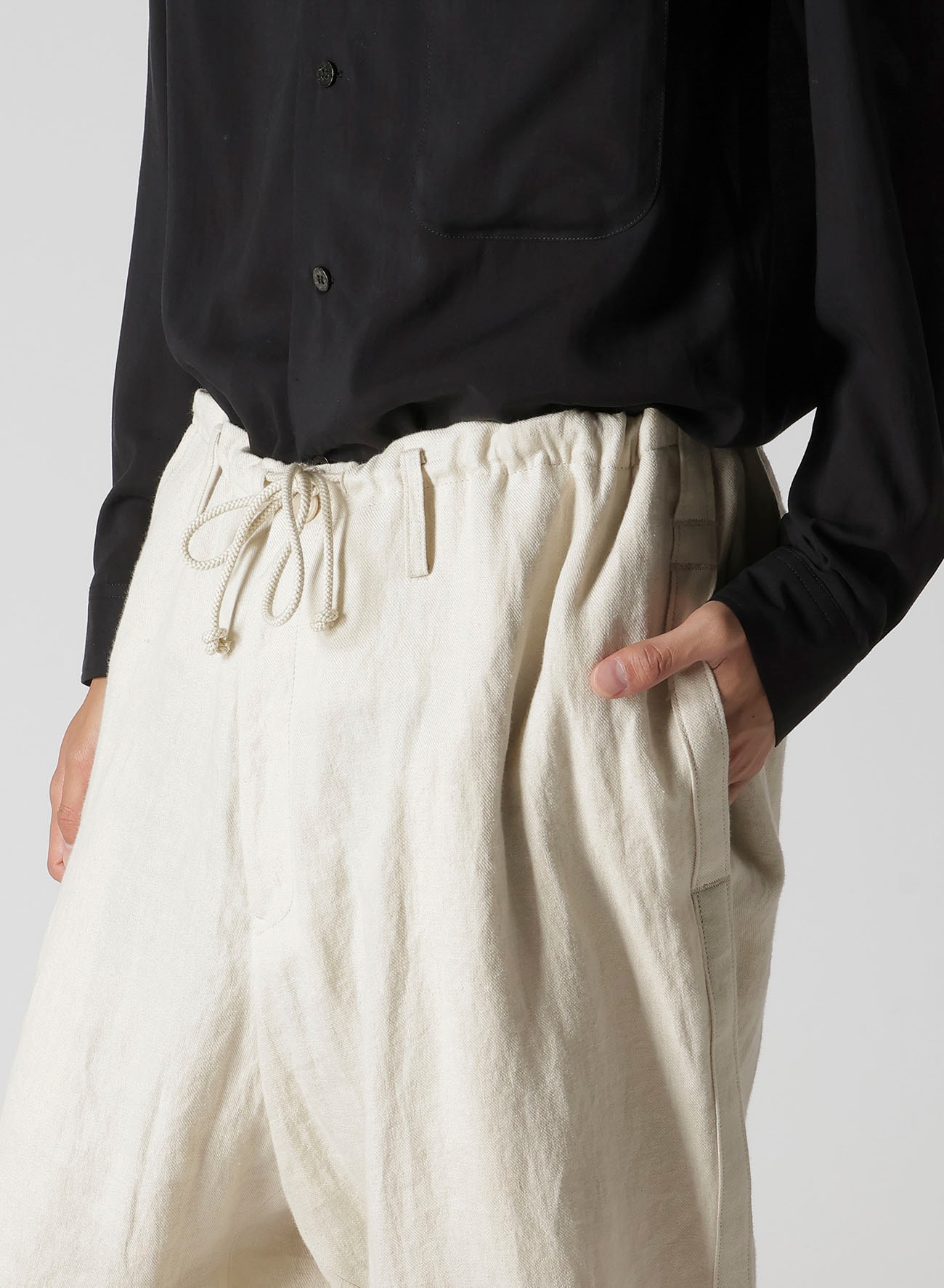 UN-DYED LINEN TWILL SIDE TAPE PANTS