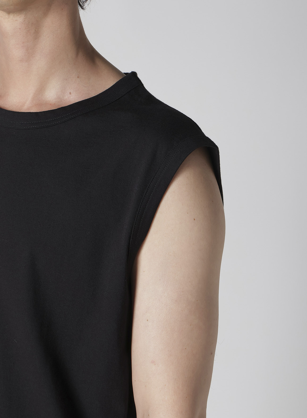 BAT PRINT SLEEVELESS TEE