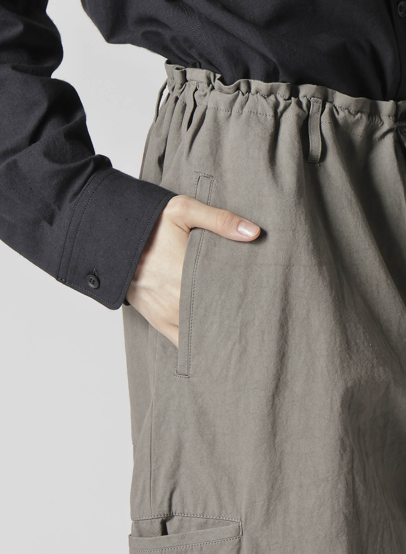 【1/11 10:00 Release】COTTON POPLIN PANTS WITH RIGHT AND LEFT LEG POCKETS