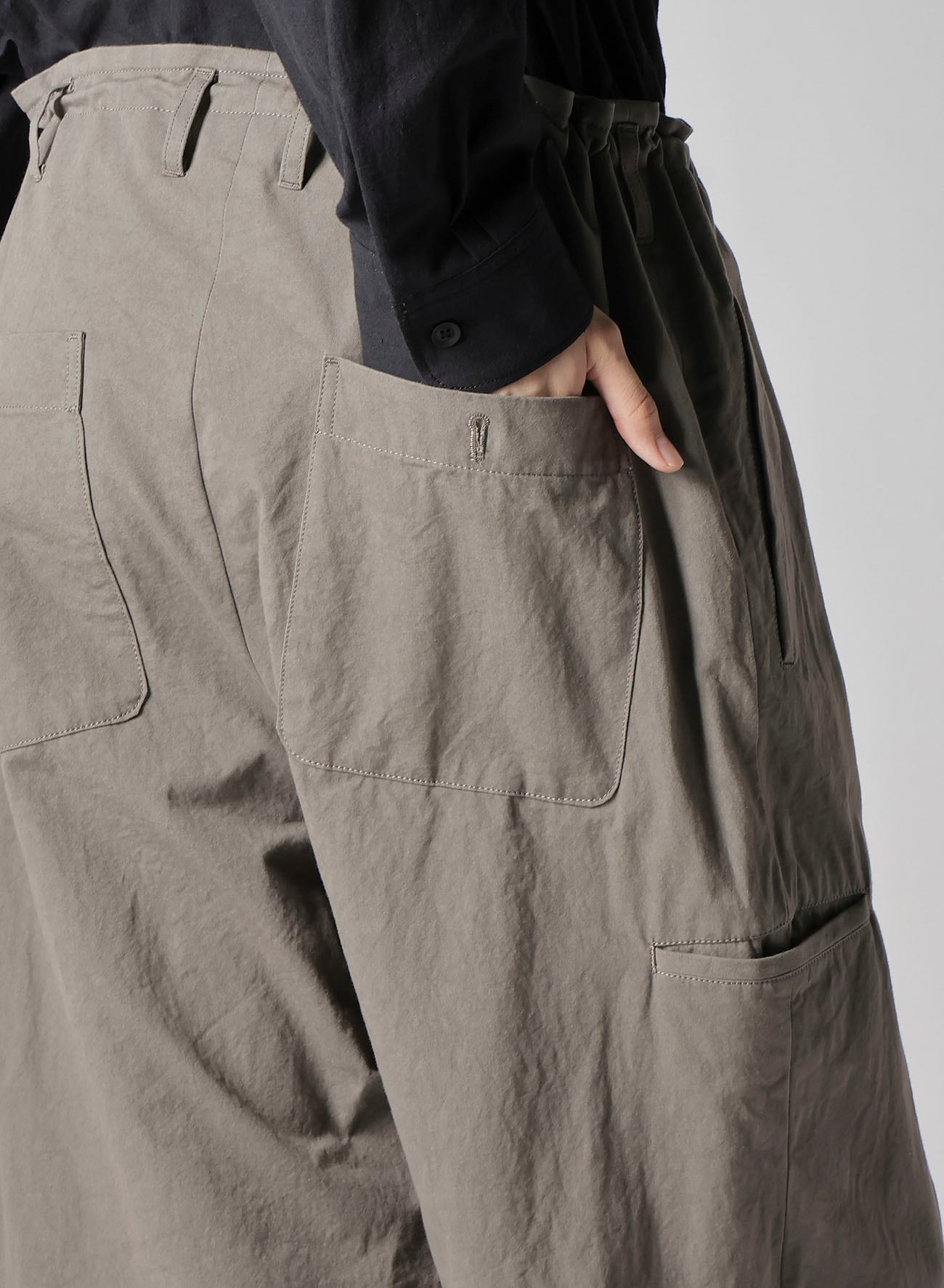 【1/11 10:00 Release】COTTON POPLIN PANTS WITH RIGHT AND LEFT LEG POCKETS