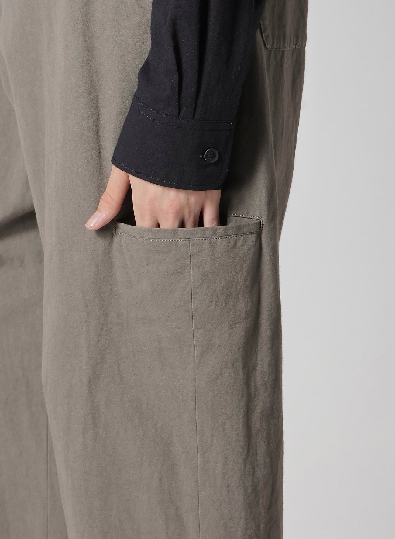 【1/11 10:00 Release】COTTON POPLIN PANTS WITH RIGHT AND LEFT LEG POCKETS