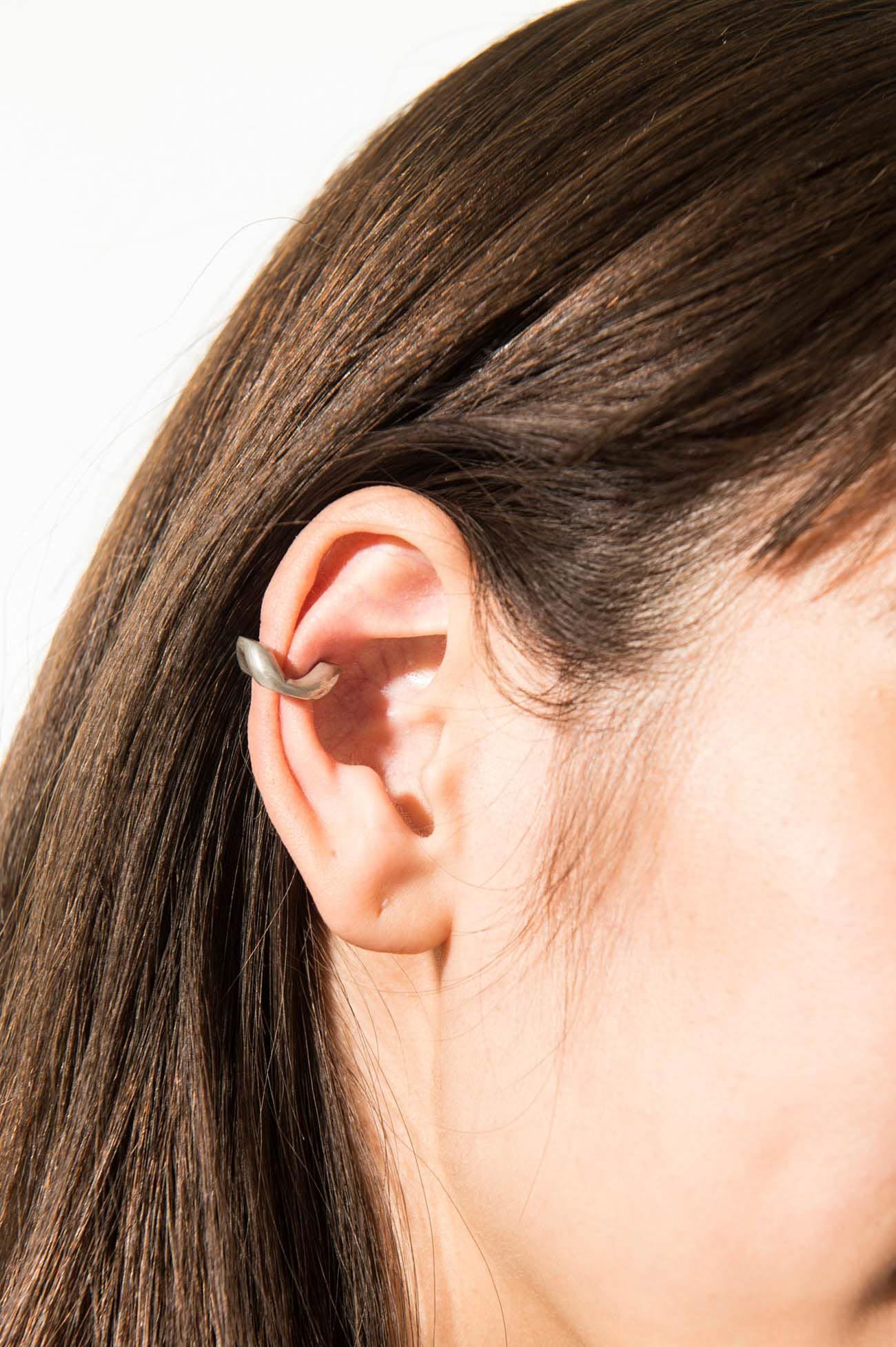 BRASS CURVED CHAIN EAR CUFF