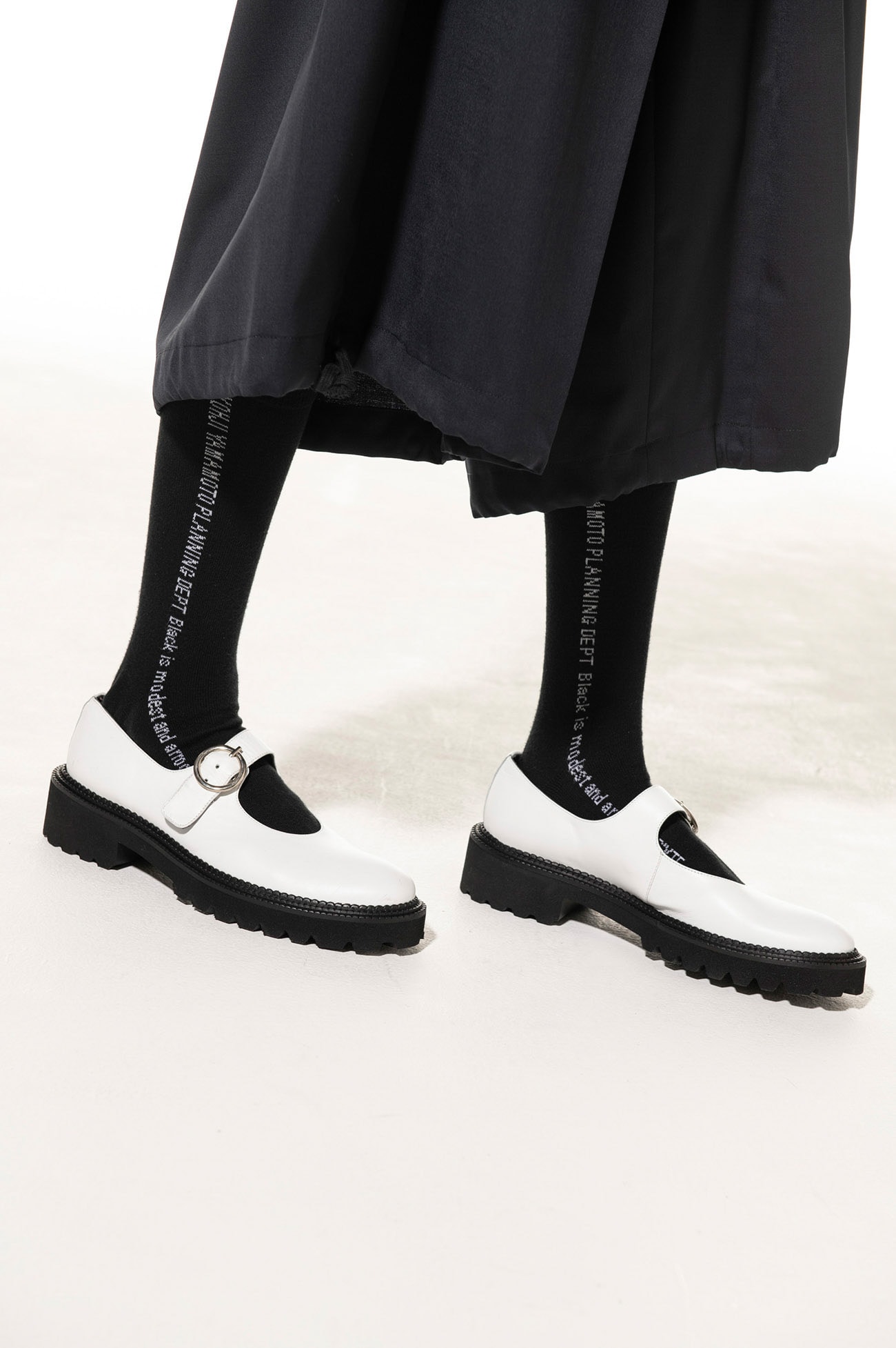 COTTON PLAIN STITCH「BLACK IS MODEST」LINE SOCKS