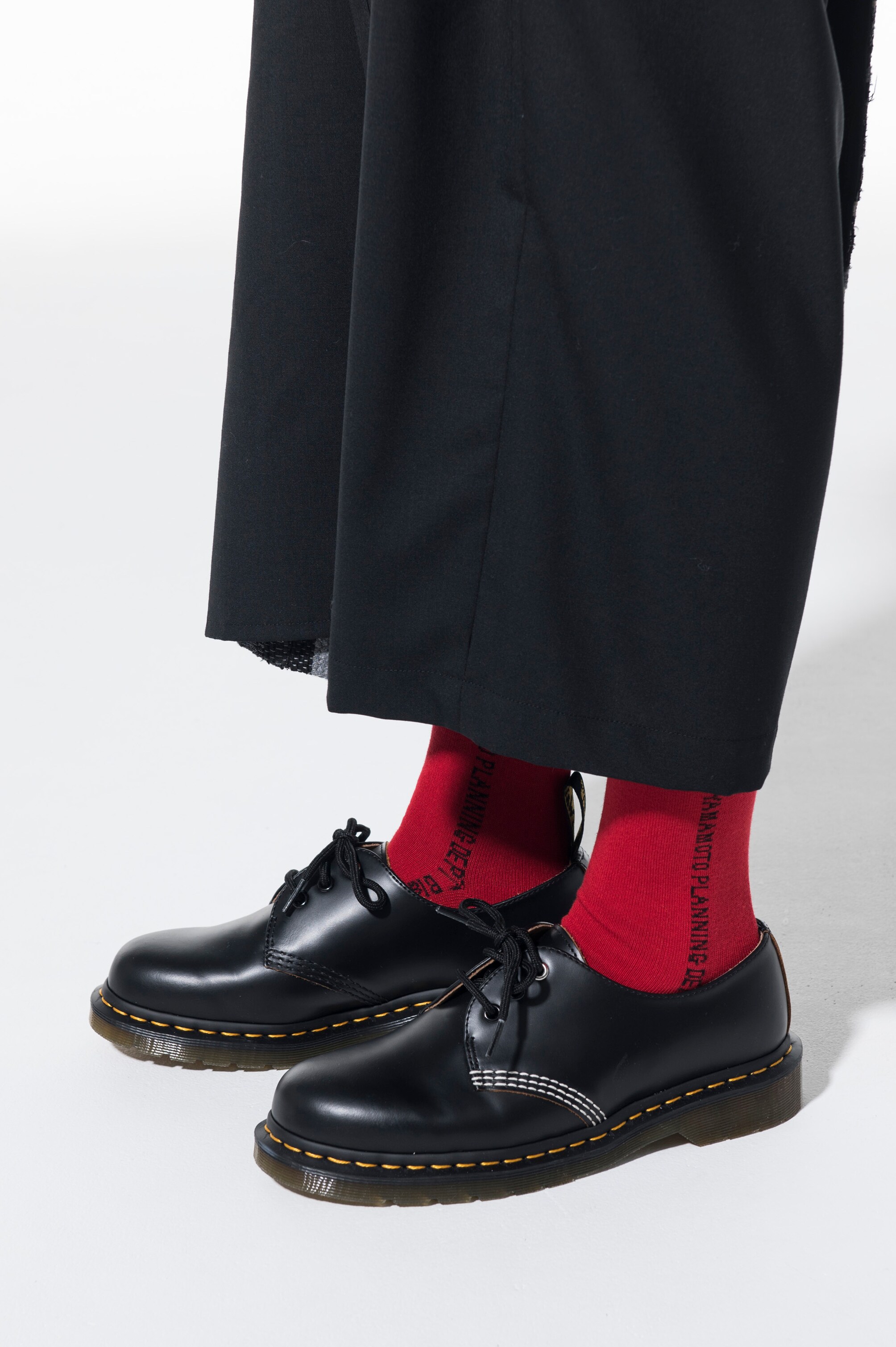 Cotton Plain Stitch「Black Is Modest」Line Socks
