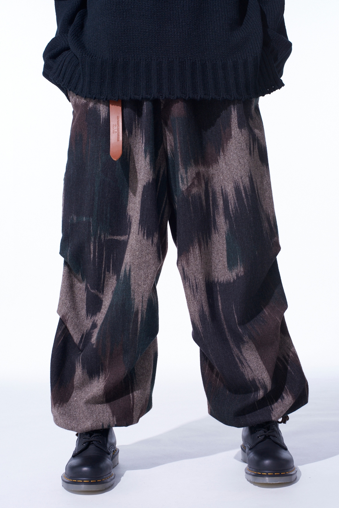 CAMOUFLAGE TWEED KNEE TUCK WIDE PANTS