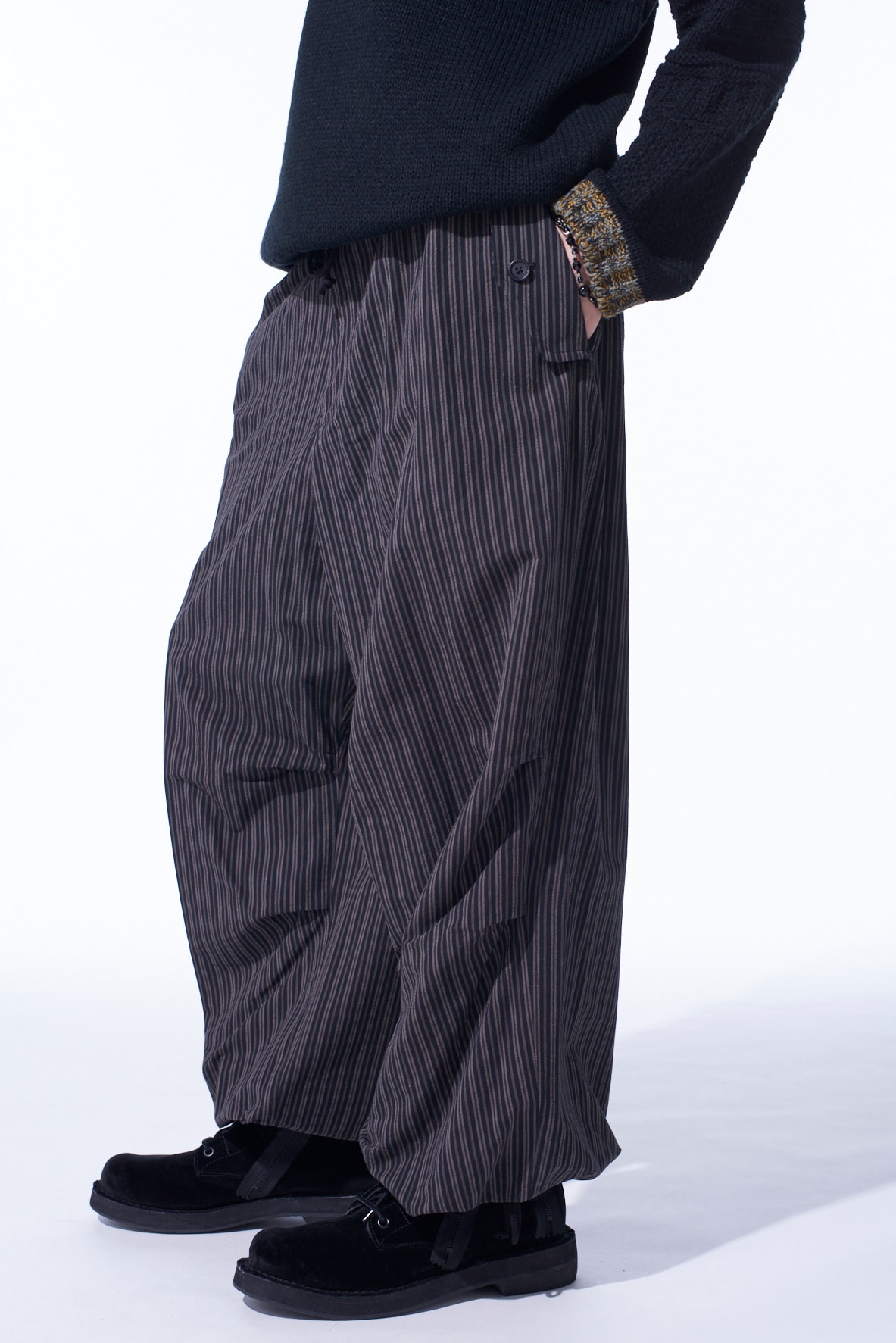 OVERDYED STRIPES KNEE TUCK WIDE PANTS