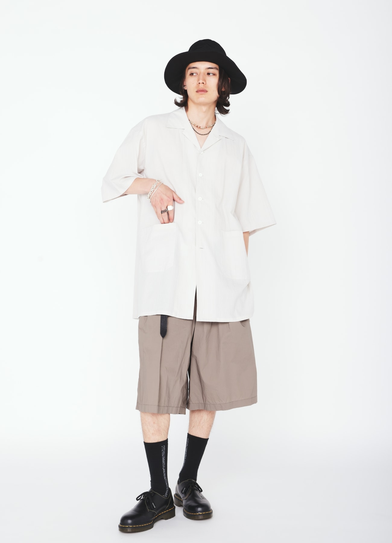 COTTON TYPEWRITER 2-TUCK SHORT PANTS
