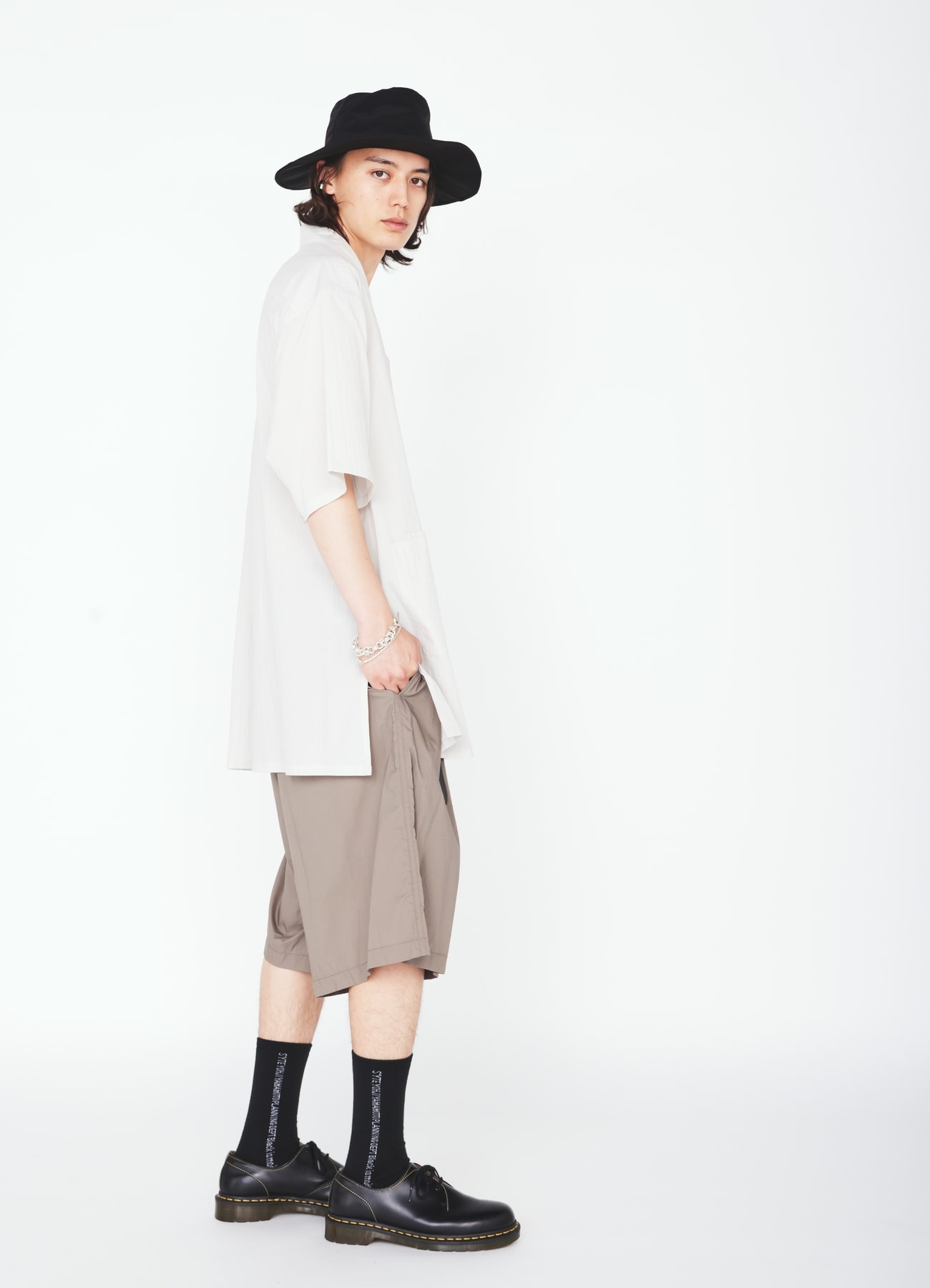 COTTON TYPEWRITER 2-TUCK SHORT PANTS
