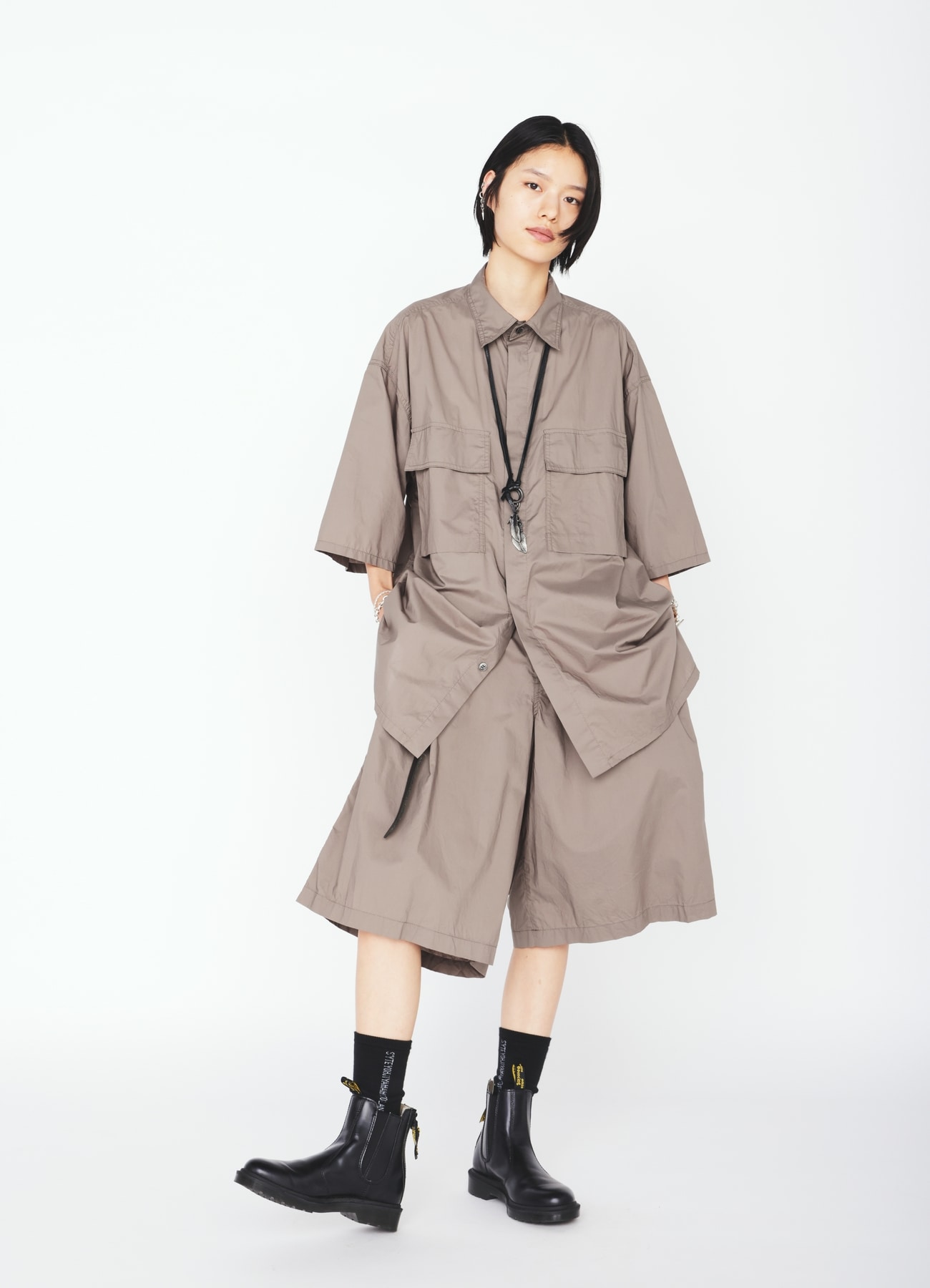 COTTON TYPEWRITER 2-TUCK SHORT PANTS