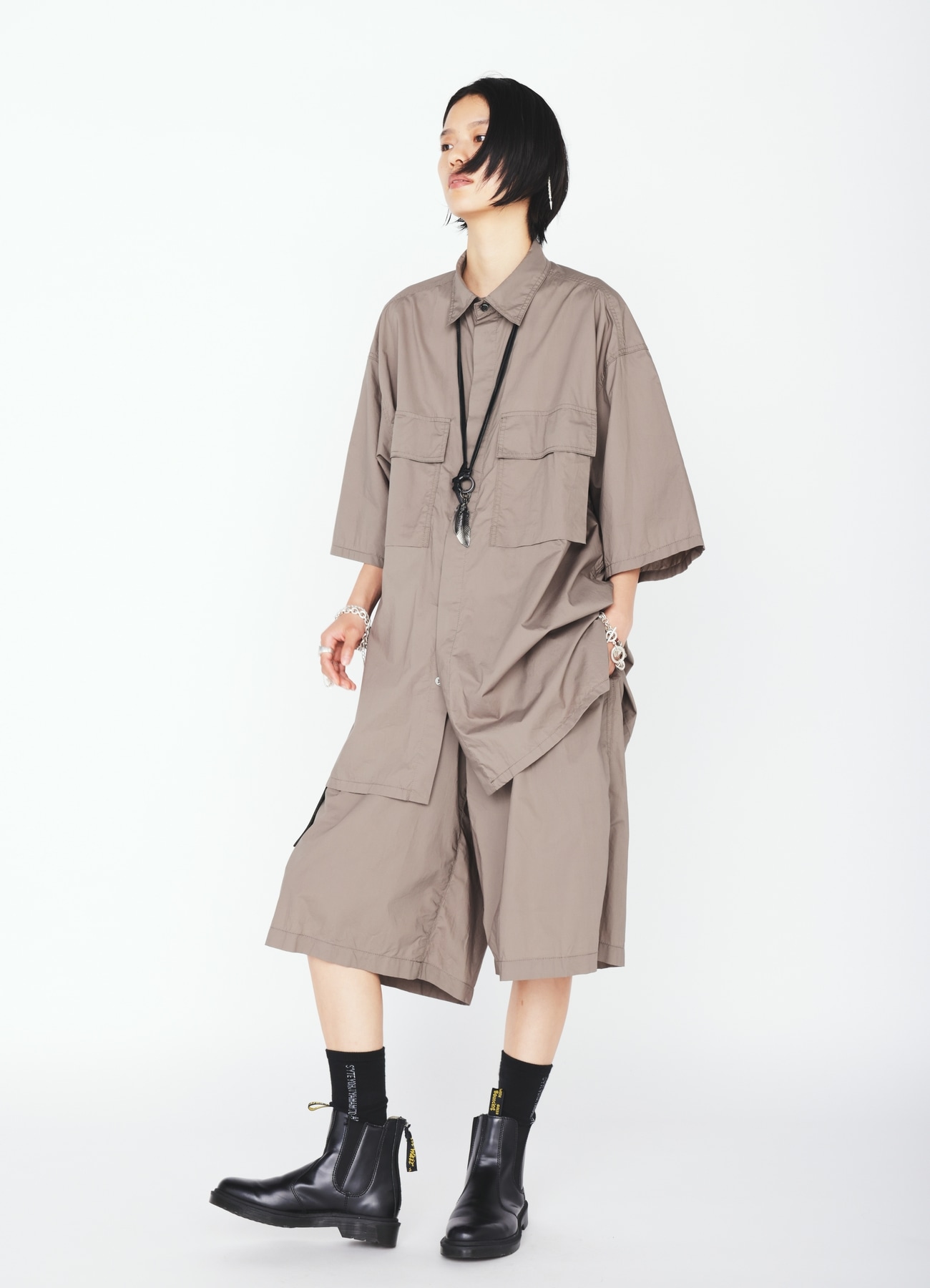 COTTON TYPEWRITER 2-TUCK SHORT PANTS