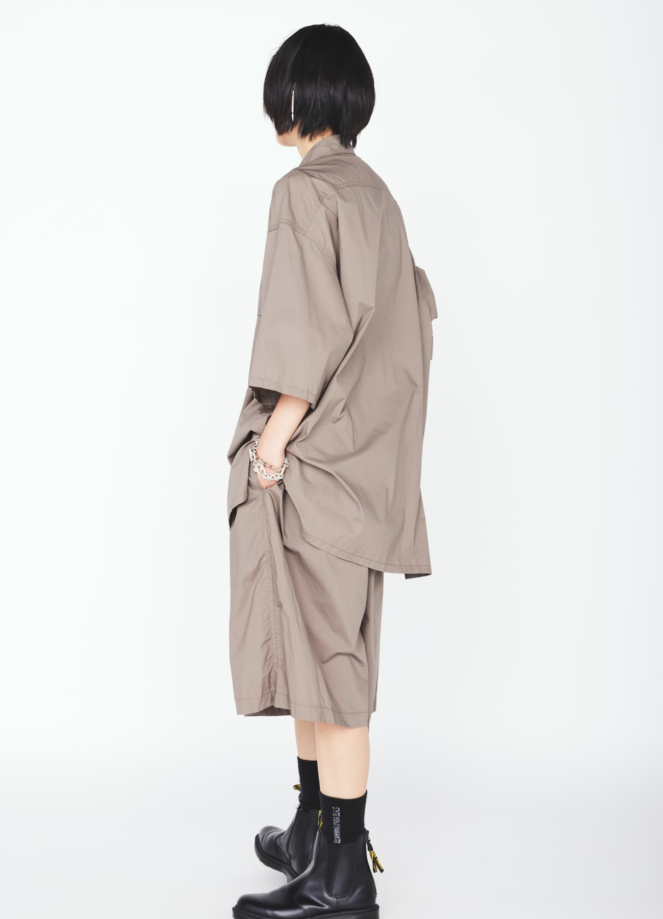 COTTON TYPEWRITER 2-TUCK SHORT PANTS