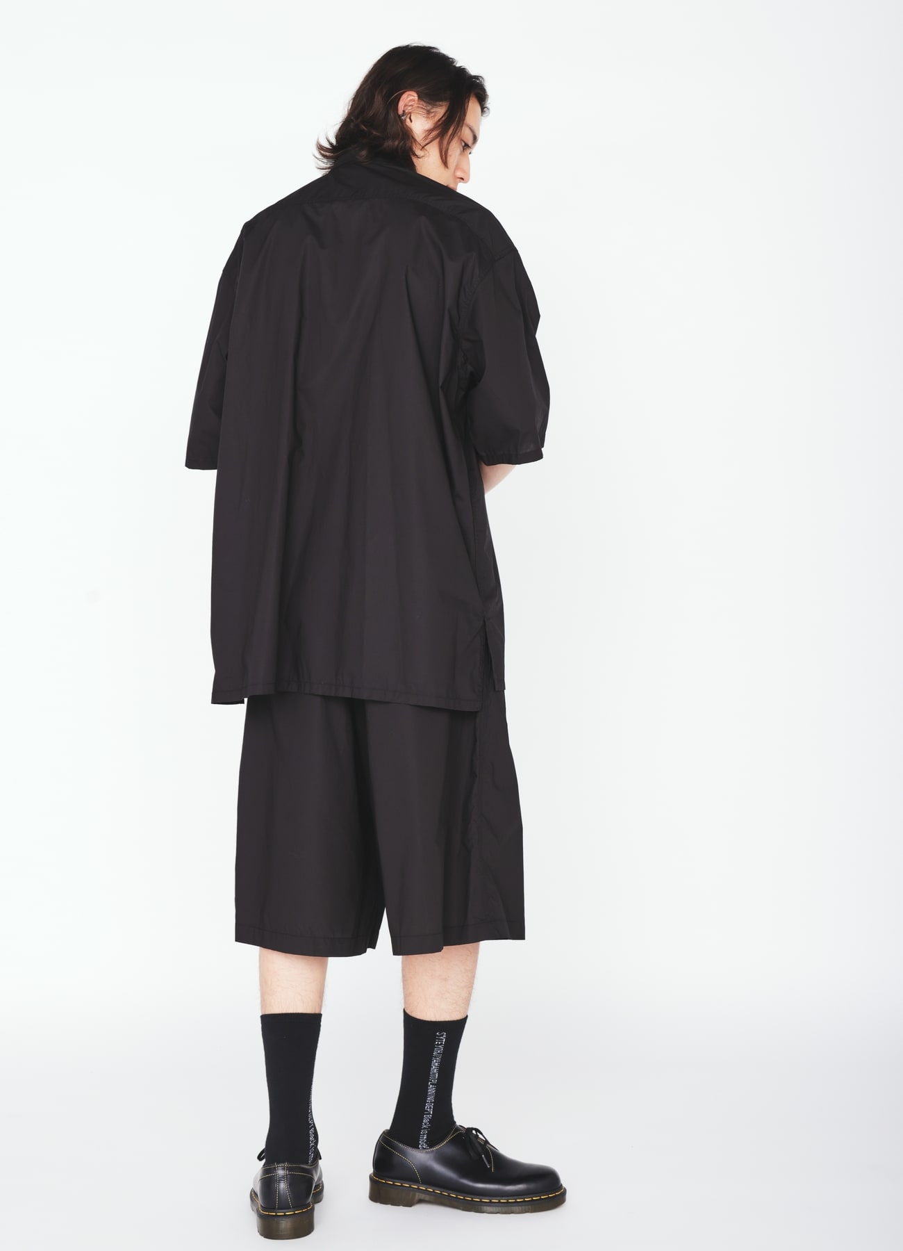 COTTON TYPEWRITER 2-TUCK SHORT PANTS