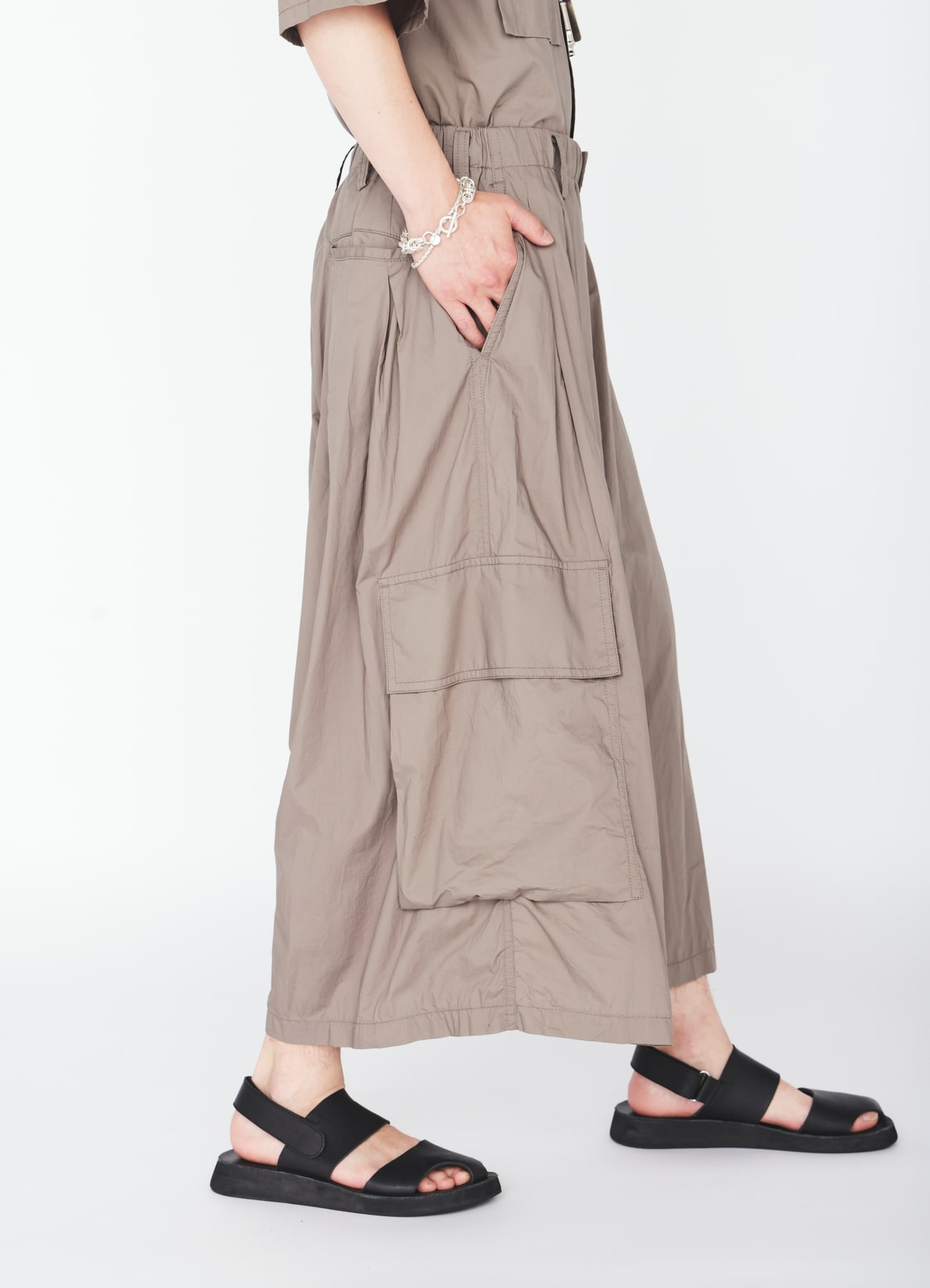 COTTON TYPEWRITER 2-TUCK SIDE-POCKET CULOTTE PANTS
