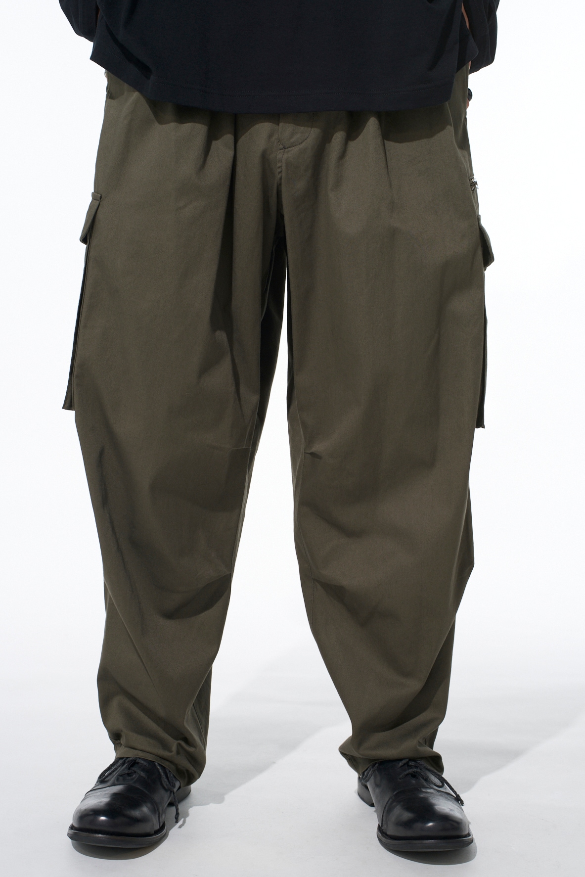COTTON TWILL KNEE TUCK CARGO PANTS