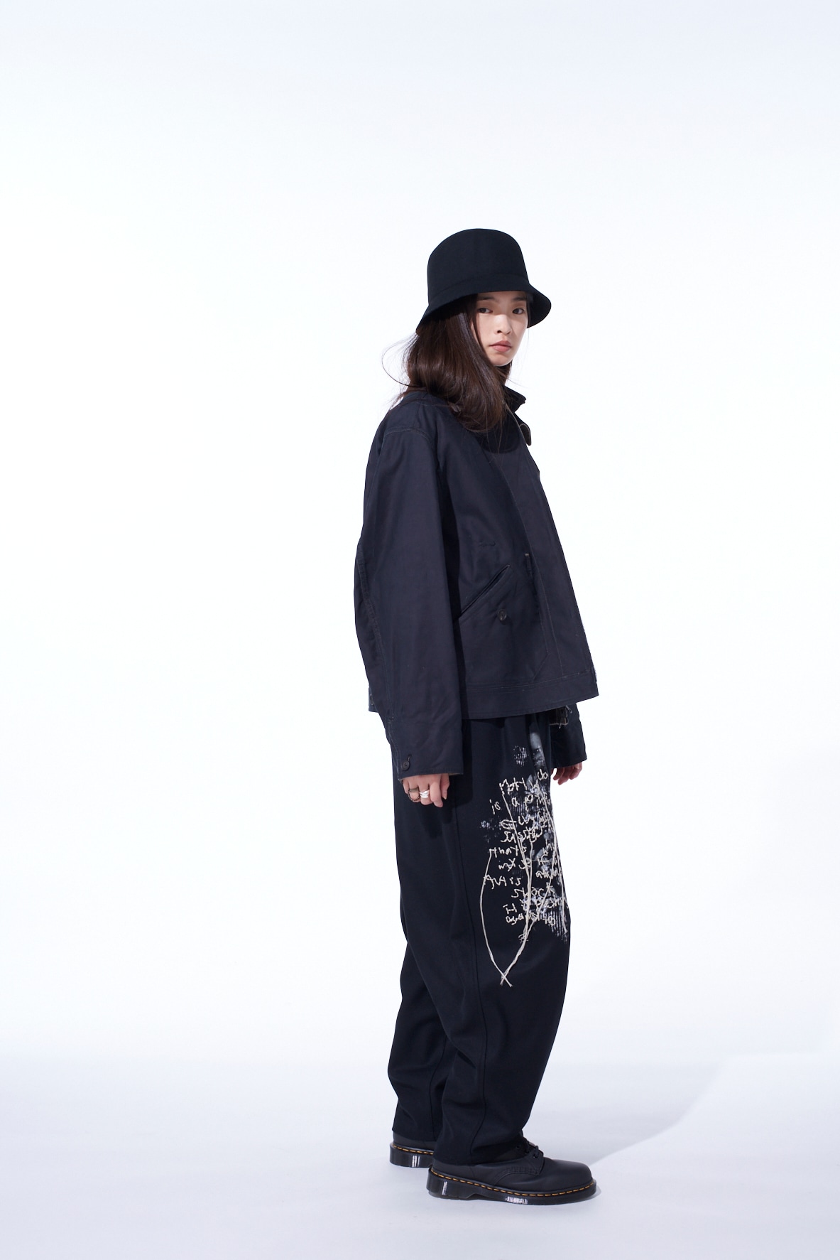 LAMB WOOL PRINTED MESSEGE EMBROIDERY 2 TUCK SUSPENDER PANTS