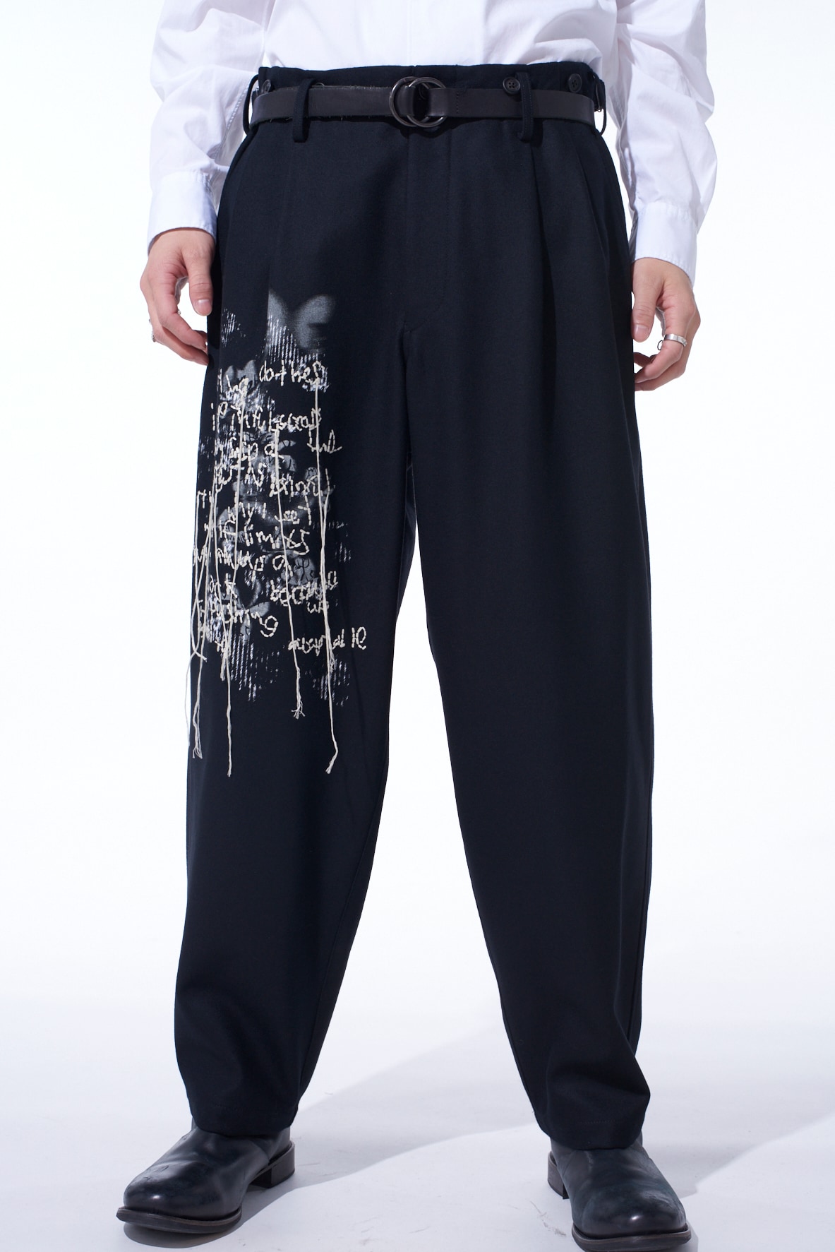 LAMB WOOL PRINTED MESSEGE EMBROIDERY 2 TUCK SUSPENDER PANTS