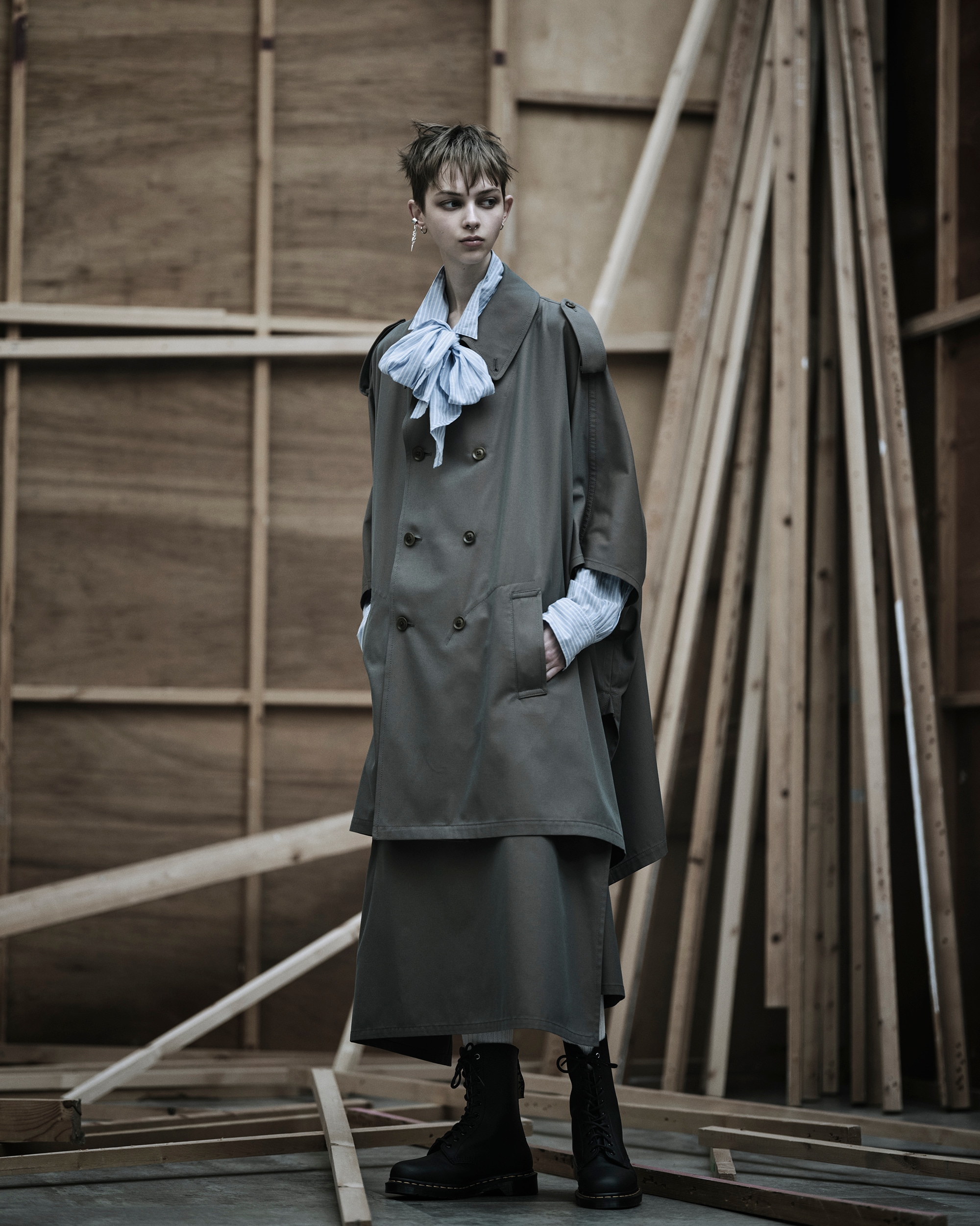 COTTON STRIPED HEAD IN HANDS PRINT RIBON SHIRT