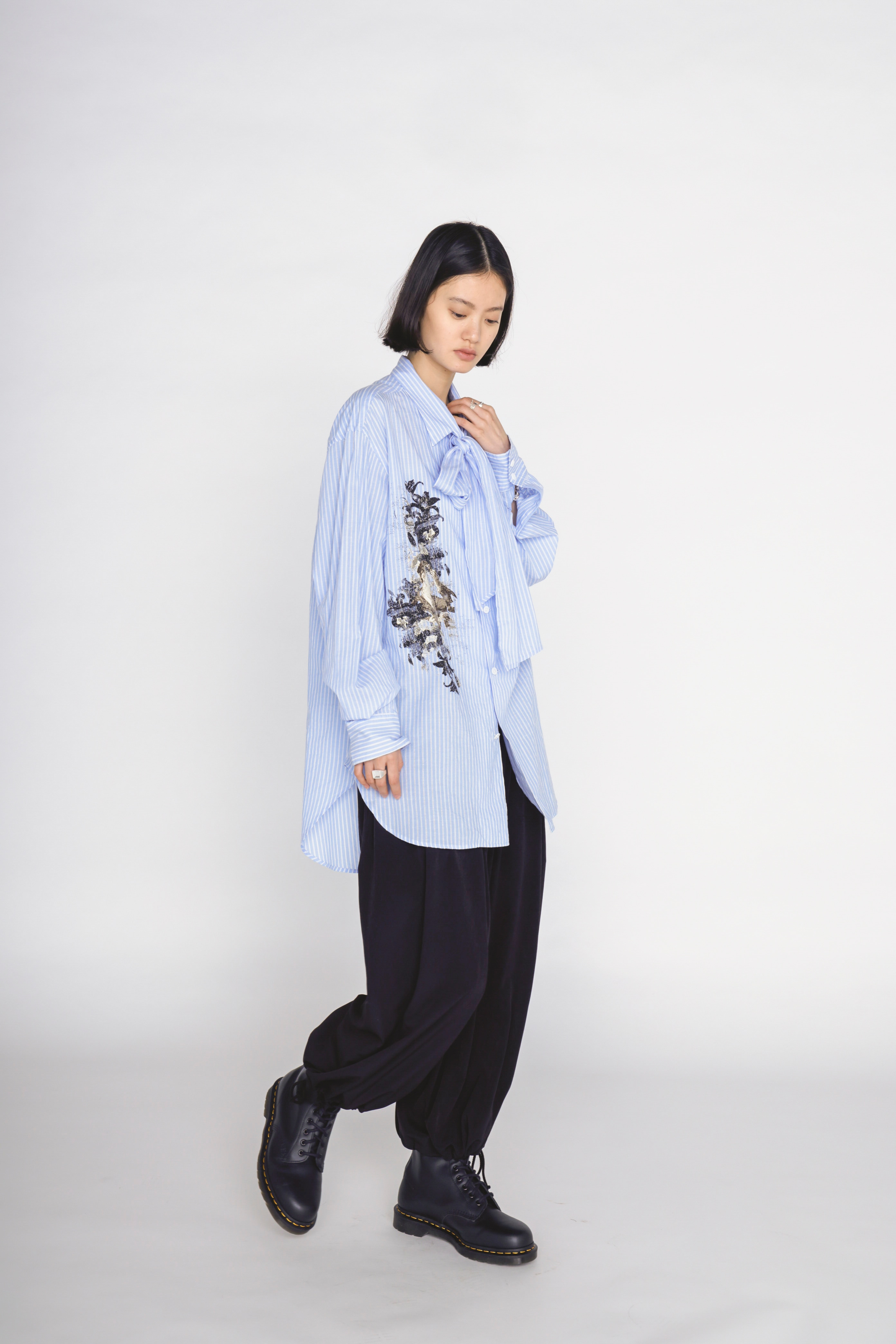 COTTON STRIPED HEAD IN HANDS PRINT RIBON SHIRT