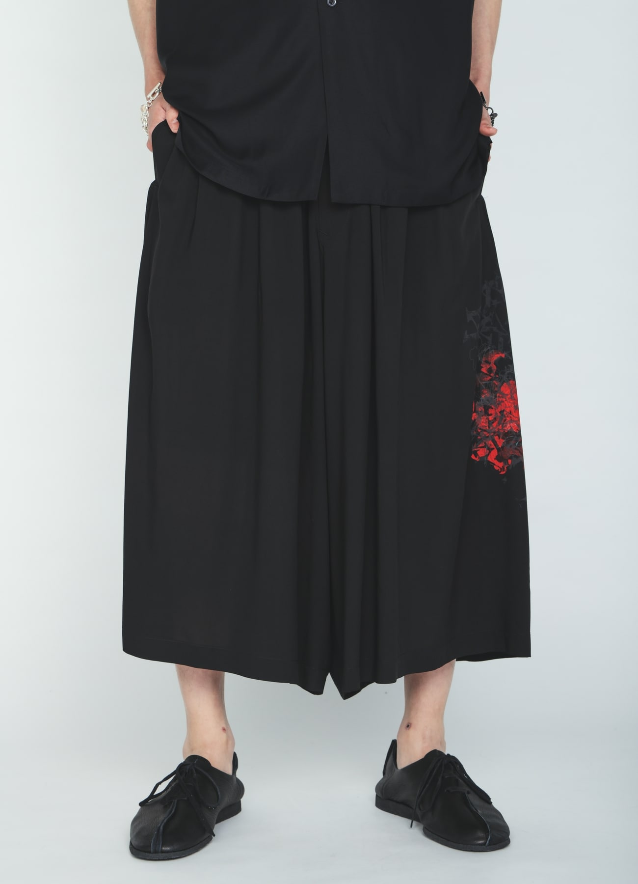RAYON “Y” LETTER AND RED FLOWER PRINT CULOTTE PANTS