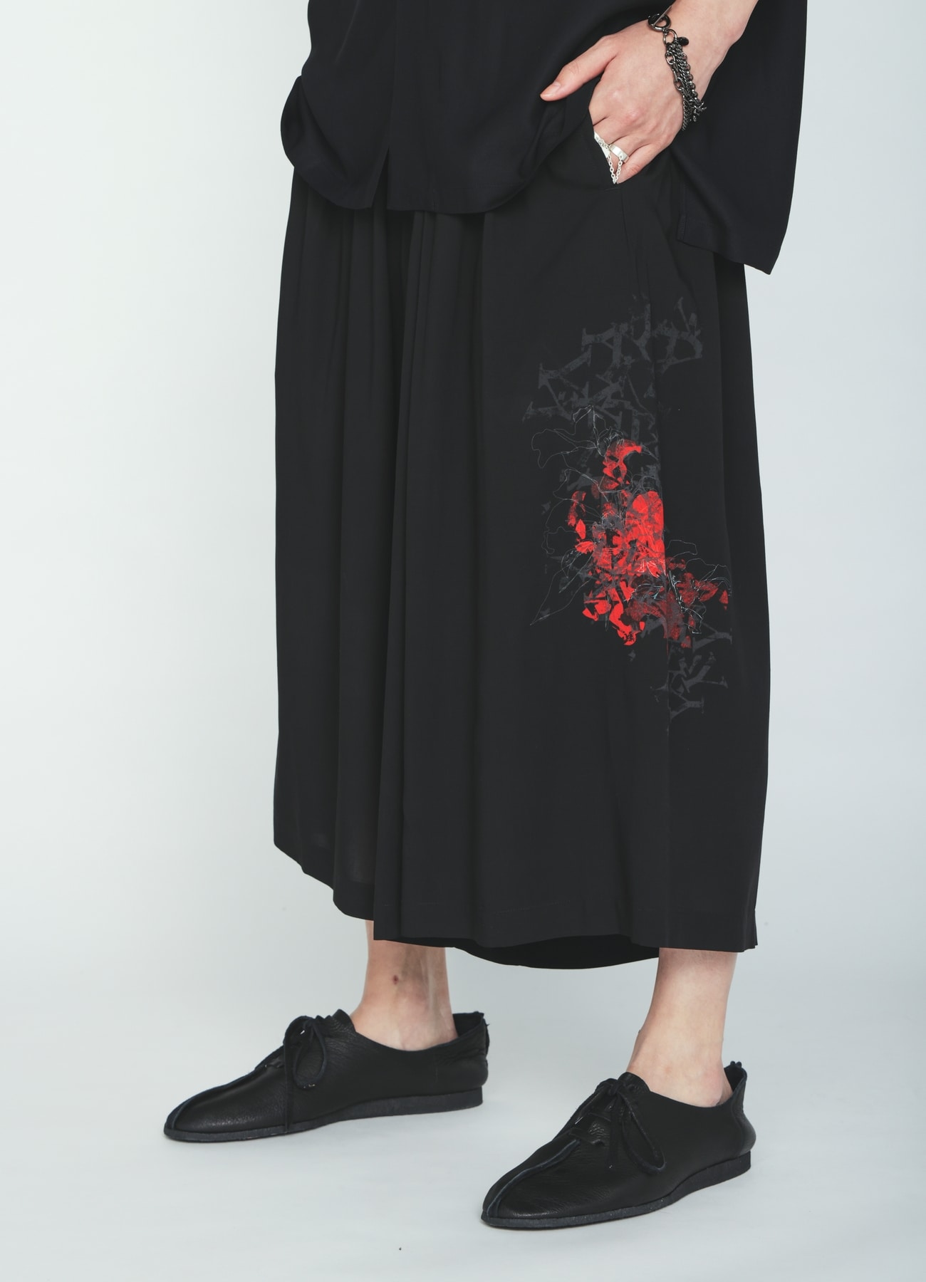 RAYON “Y” LETTER AND RED FLOWER PRINT CULOTTE PANTS