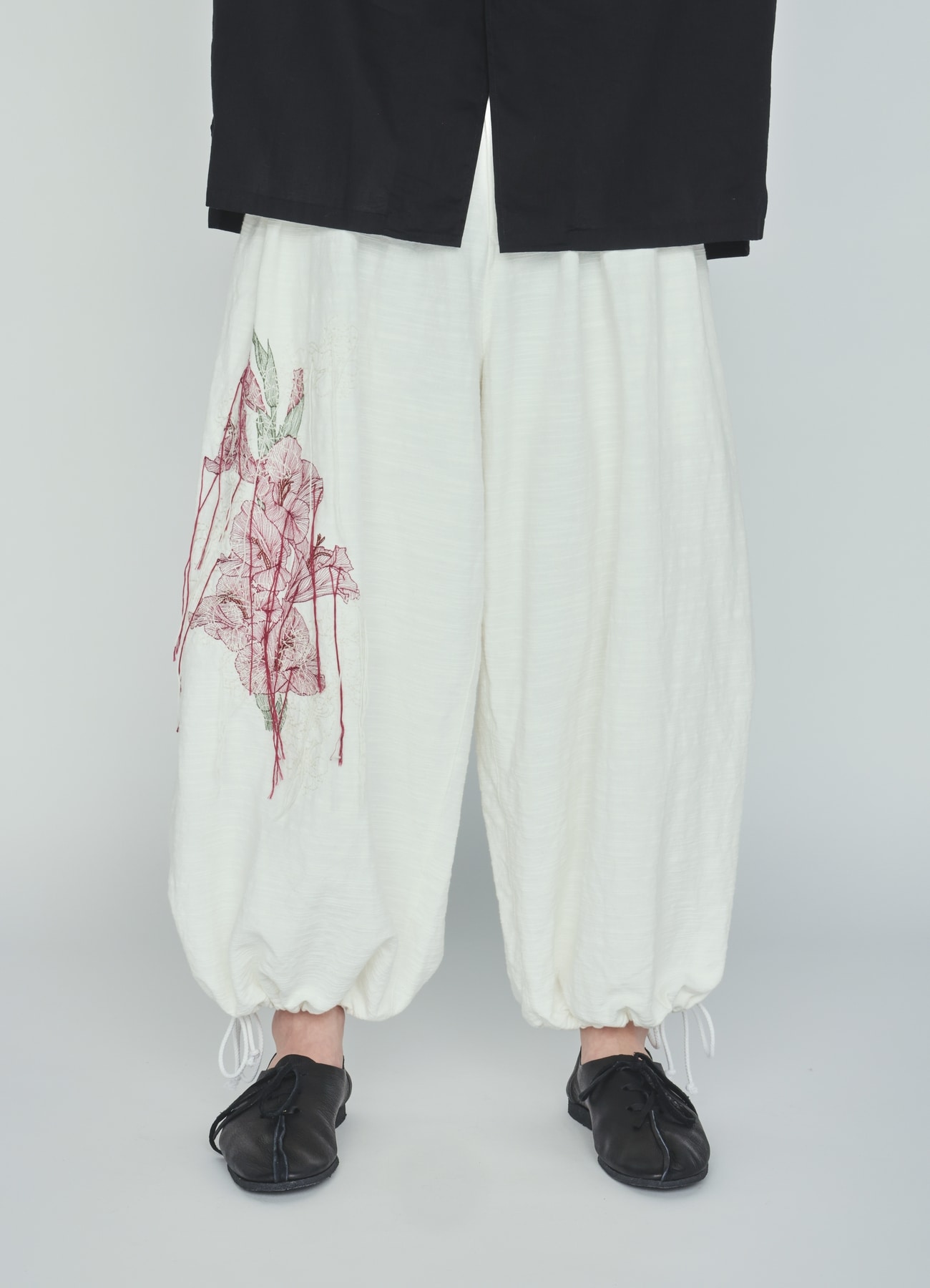 COTTON/LINEN FLOWER EMBROIDERY BALLOON PANTS