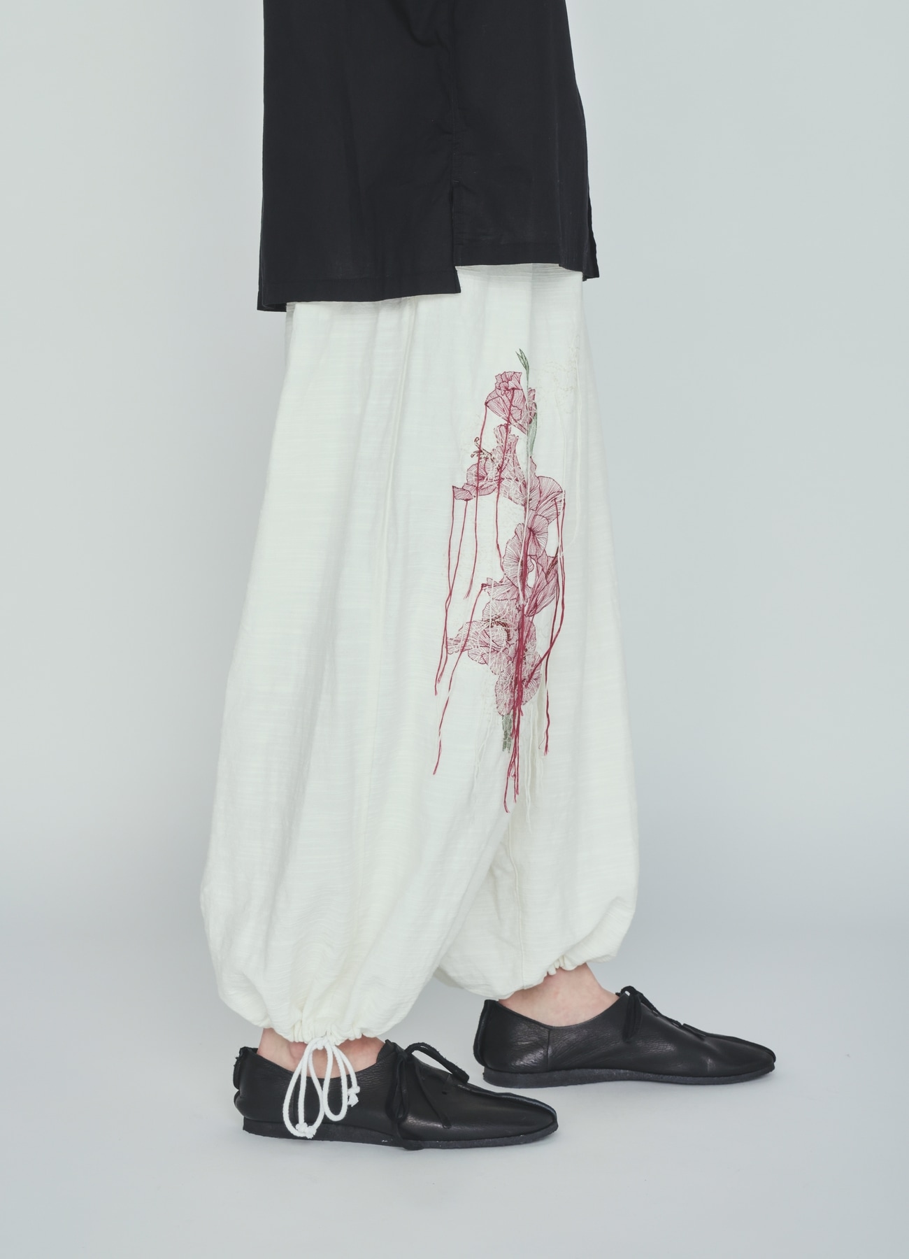 COTTON/LINEN FLOWER EMBROIDERY BALLOON PANTS