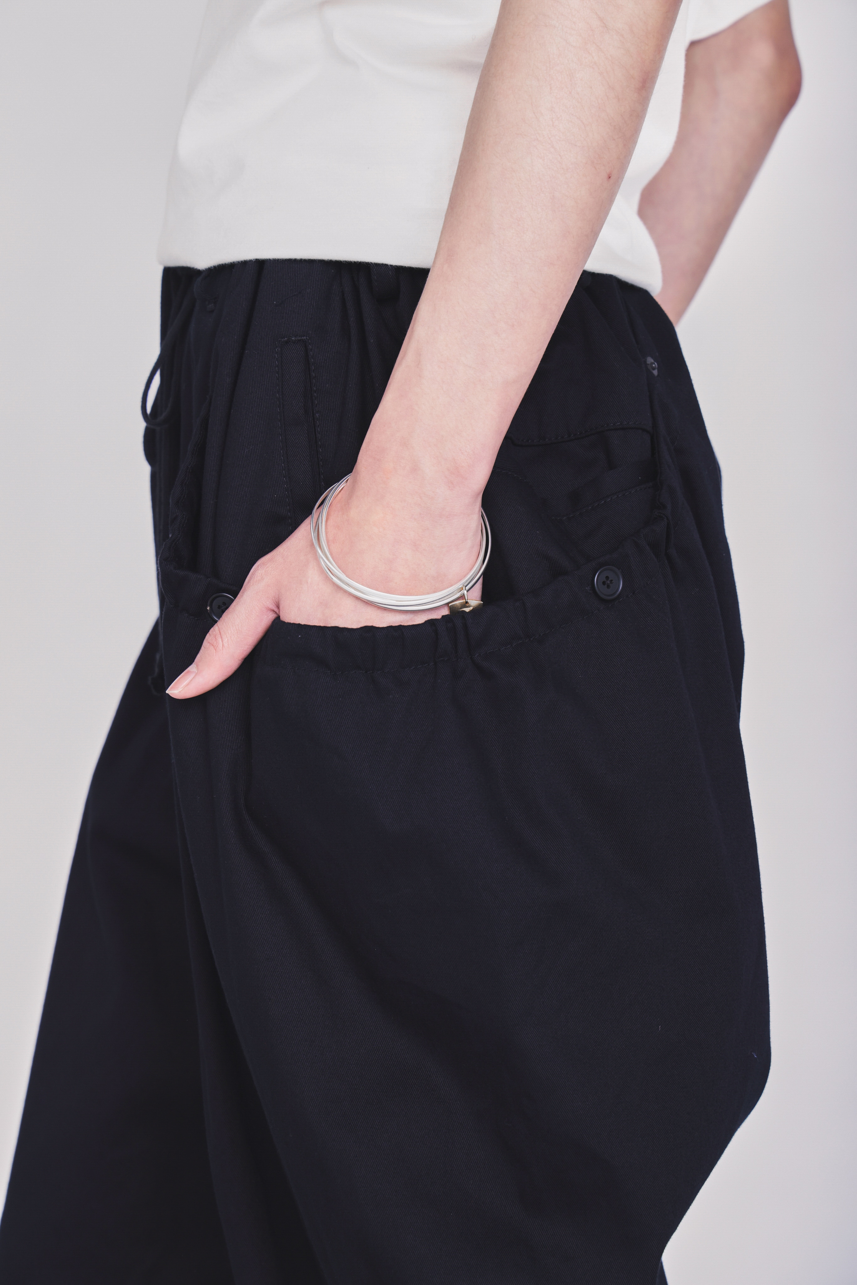 COTTON TWILL GATHERED POCKET TAPED PANTS