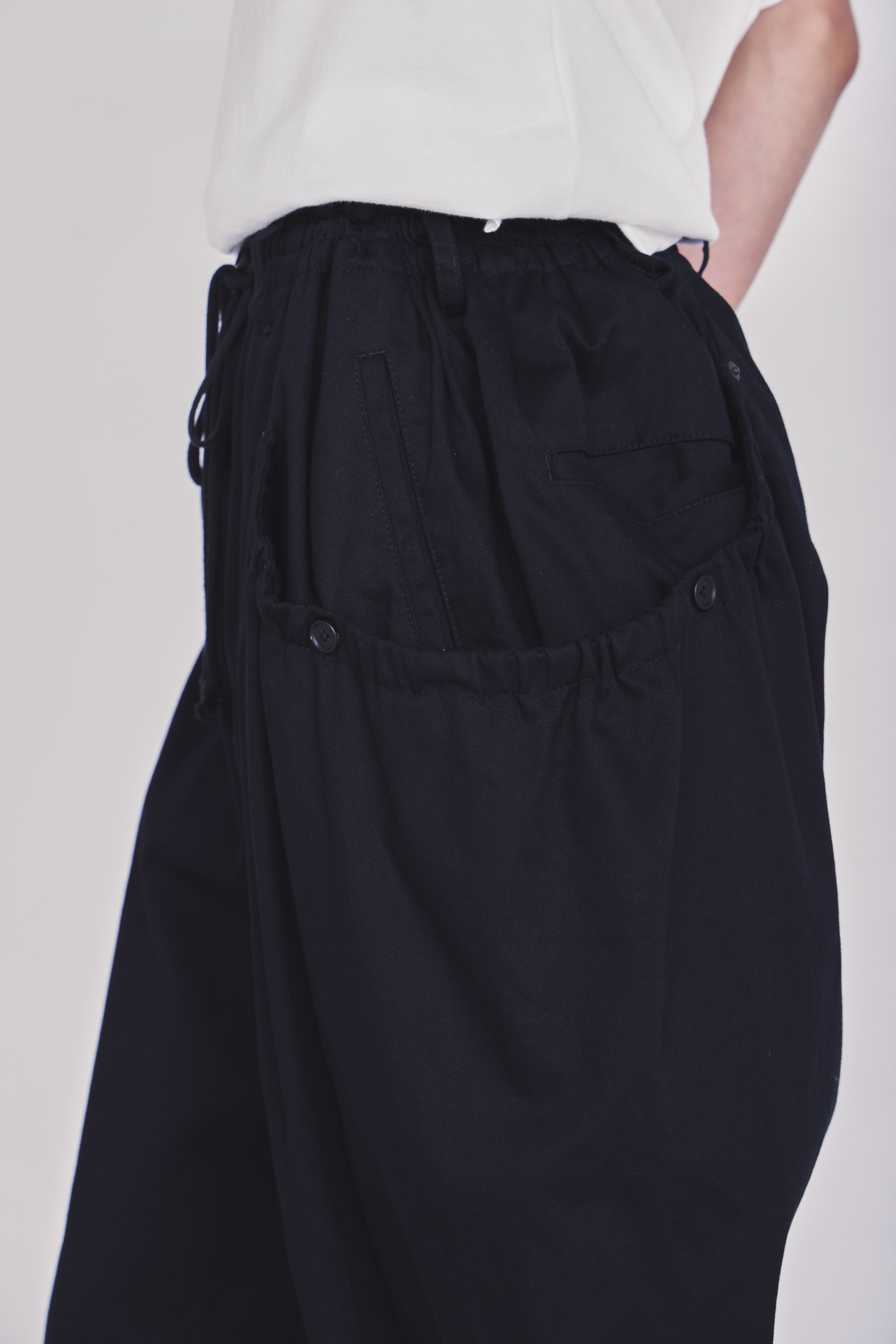 COTTON TWILL GATHERED POCKET TAPED PANTS